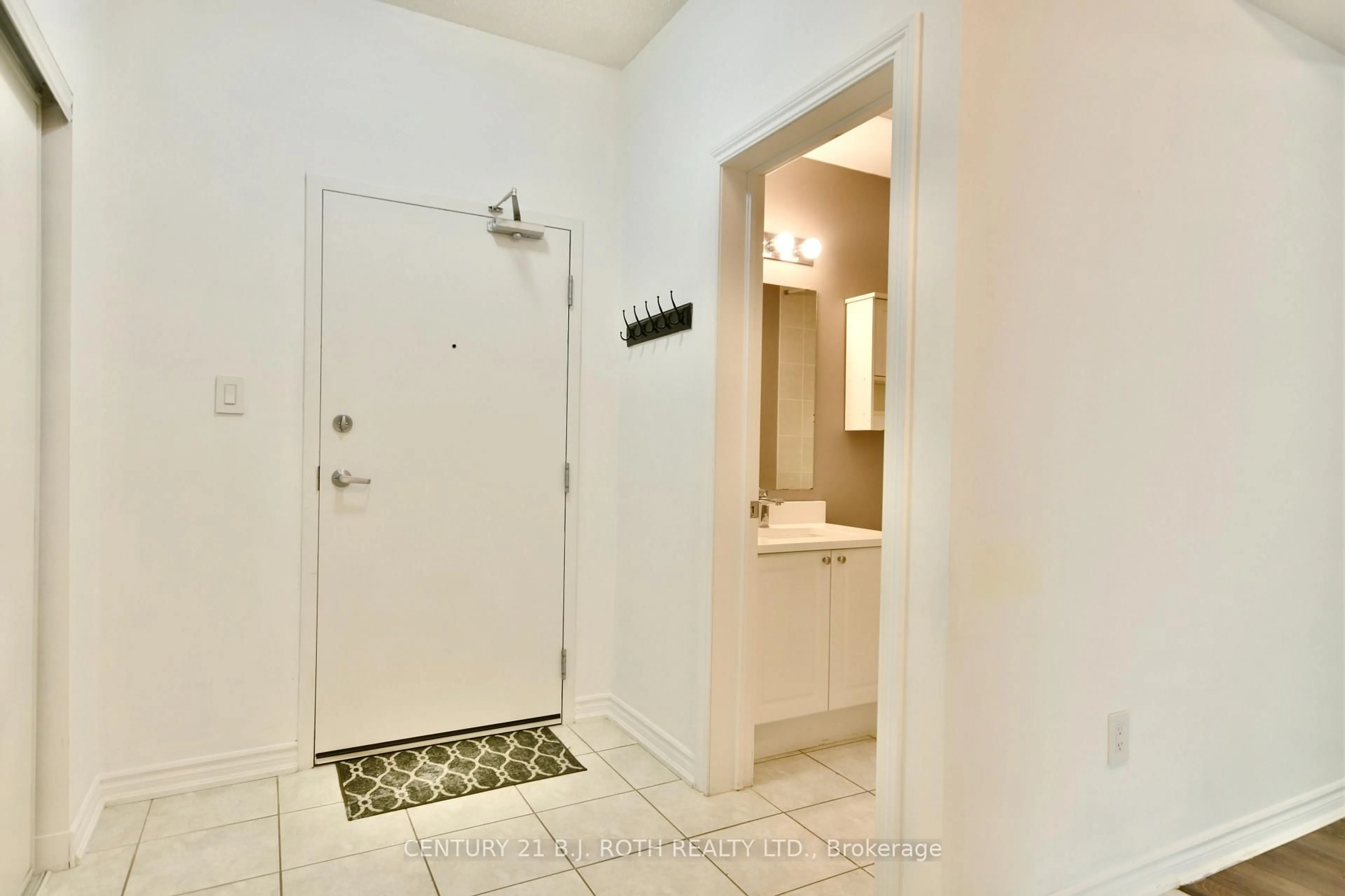 Indoor entryway for 43 Ferndale Dr #104, Barrie Ontario L4N 5W6