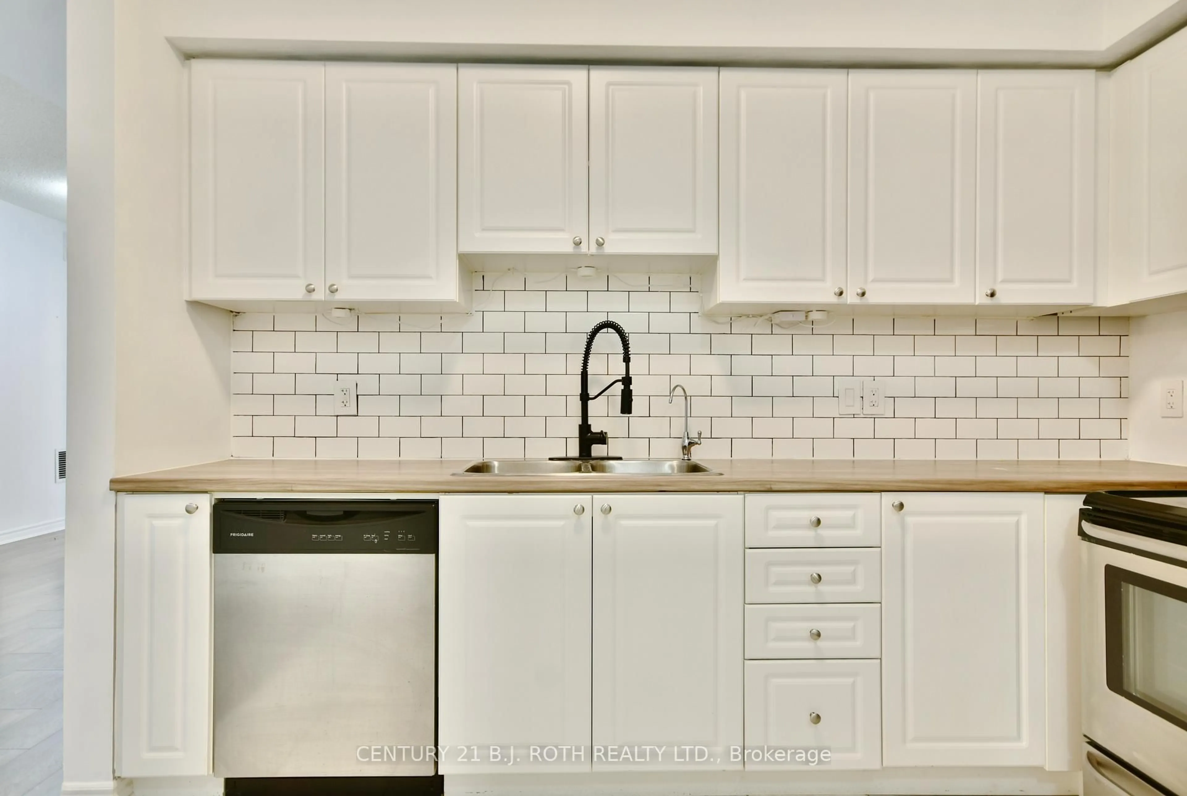 Standard kitchen, ceramic/tile floor for 43 Ferndale Dr #104, Barrie Ontario L4N 5W6