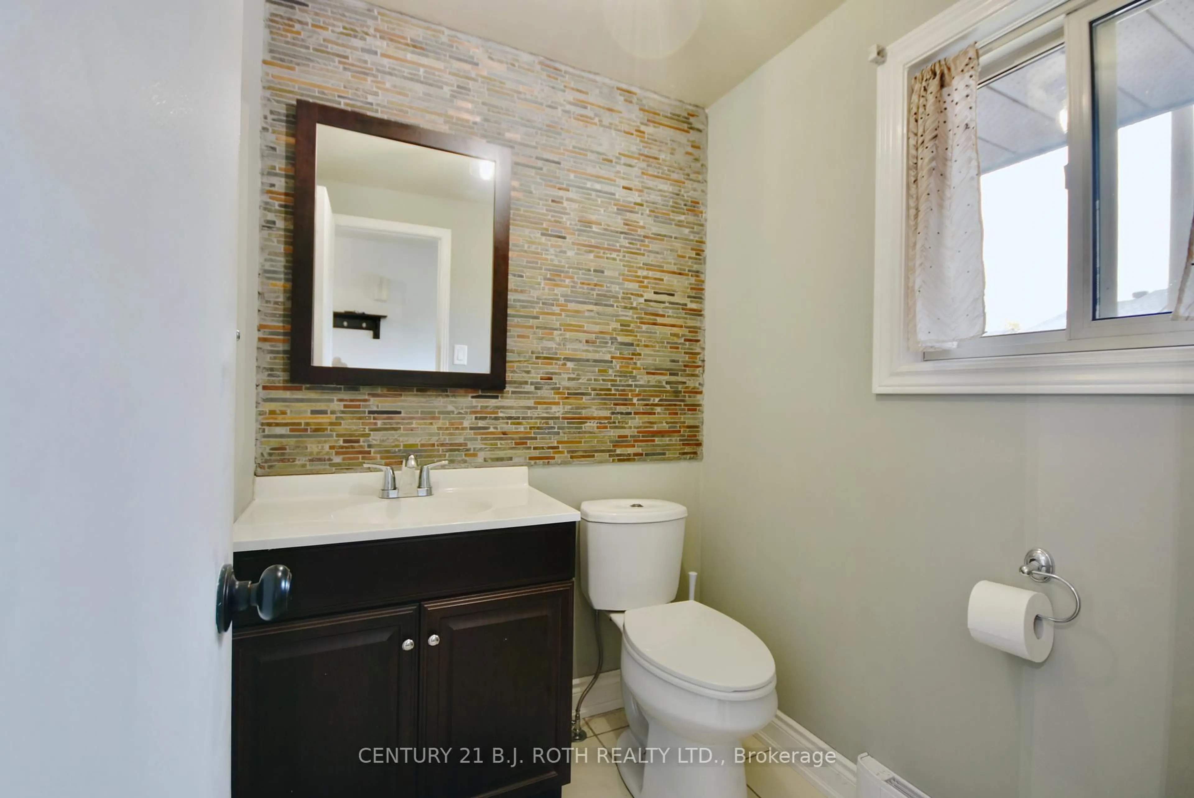 Standard bathroom, ceramic/tile floor for 11 Pheasant Tr, Barrie Ontario L4N 6W4