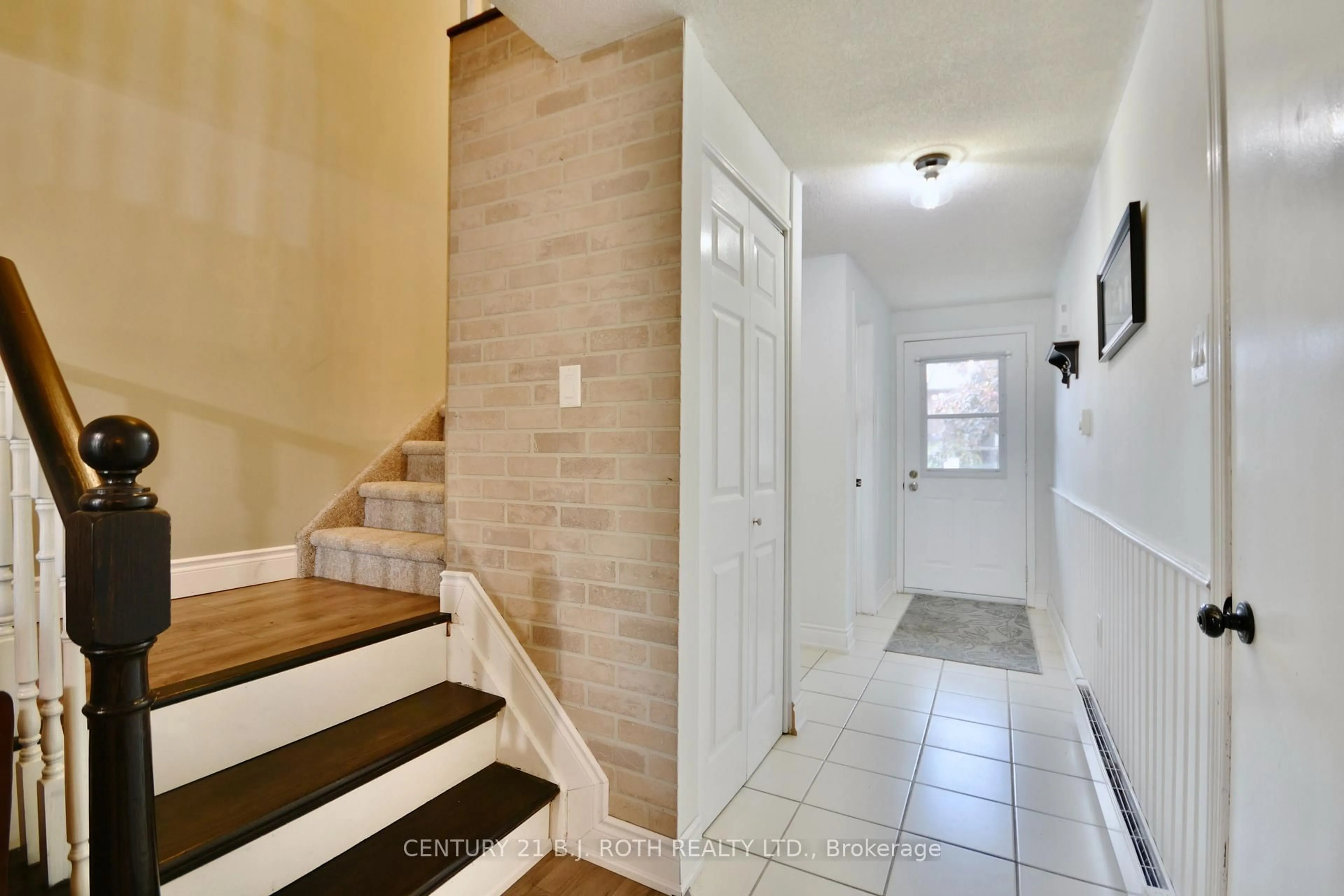 Indoor entryway for 11 Pheasant Tr, Barrie Ontario L4N 6W4