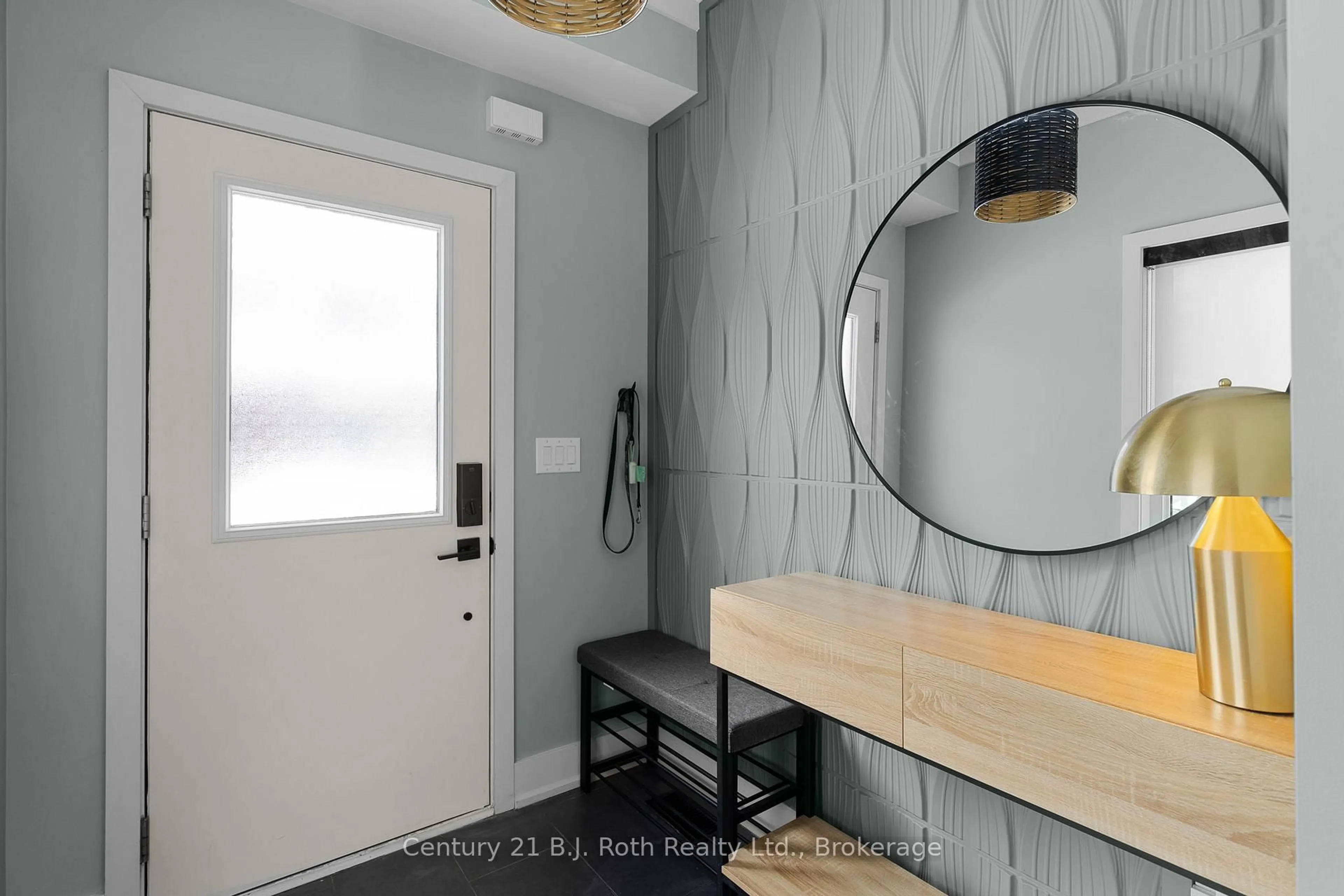 Indoor entryway for 34 Ruby Cres, Orillia Ontario L3V 8M3