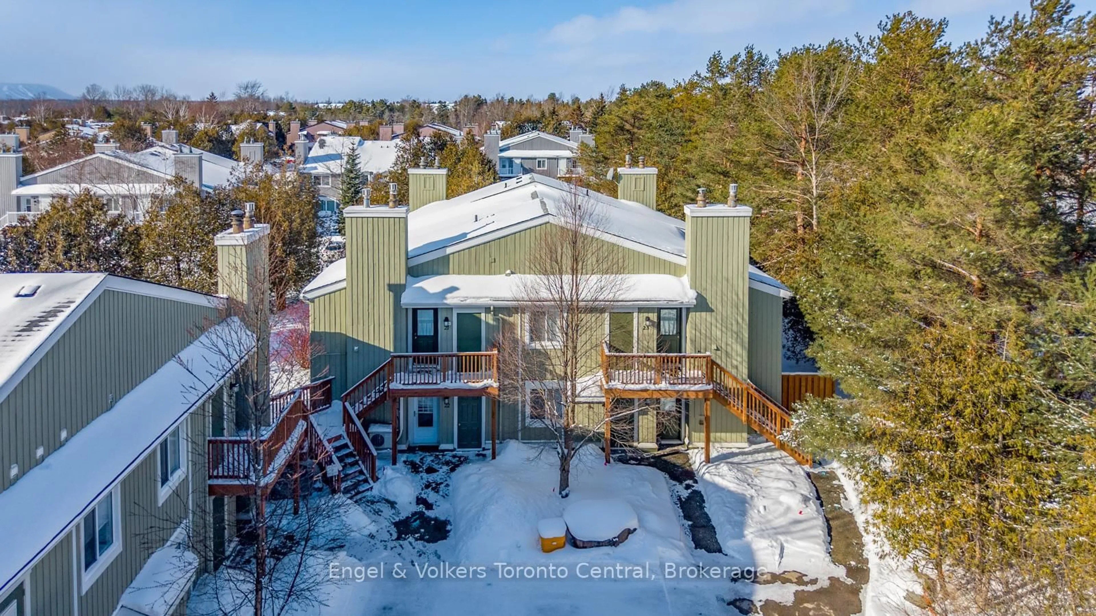 A pic from outside/outdoor area/front of a property/back of a property/a pic from drone, unknown for 15 Dawson Dr #22, Collingwood Ontario L9Y 5B4