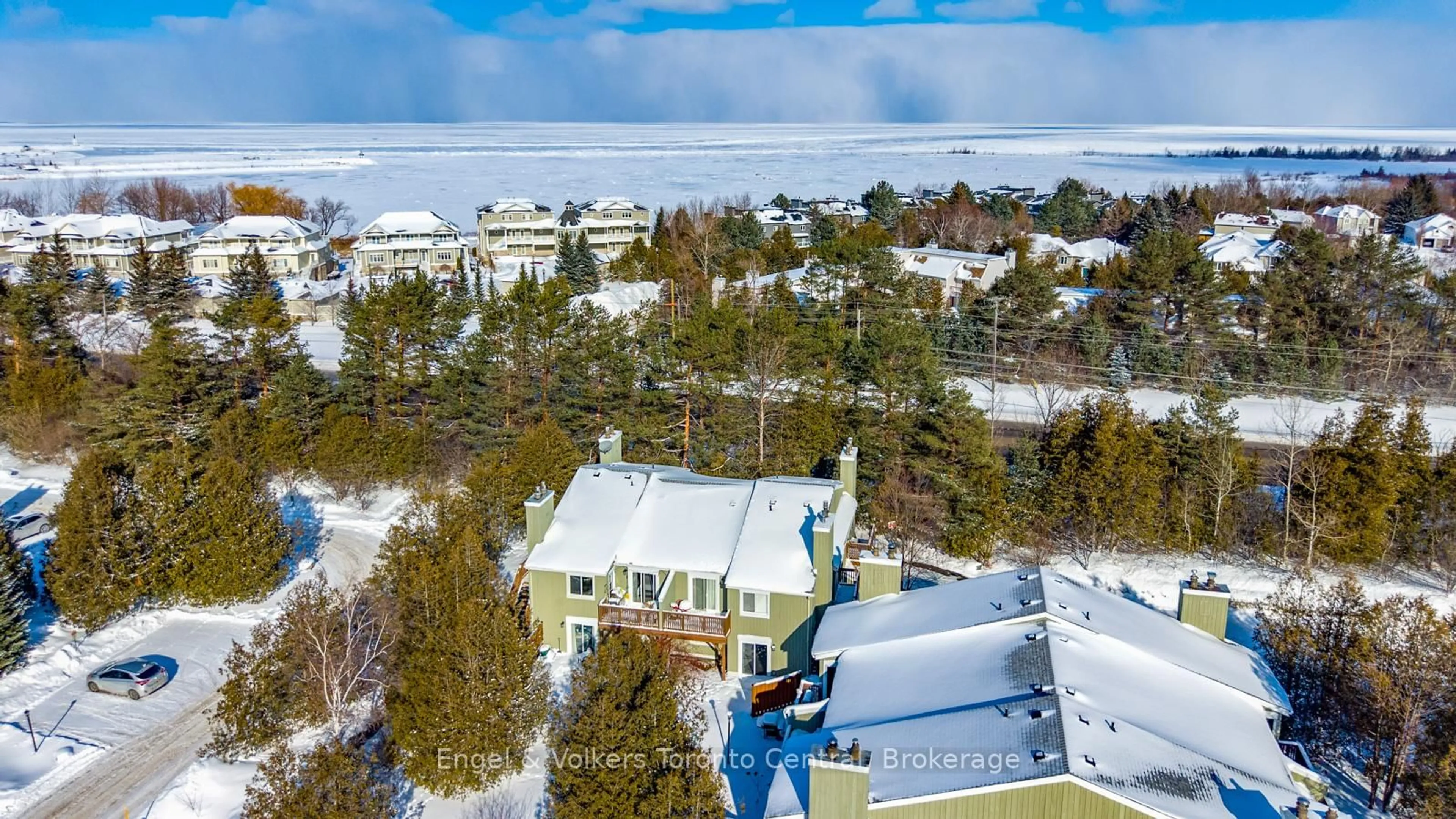 A pic from outside/outdoor area/front of a property/back of a property/a pic from drone, unknown for 15 Dawson Dr #22, Collingwood Ontario L9Y 5B4