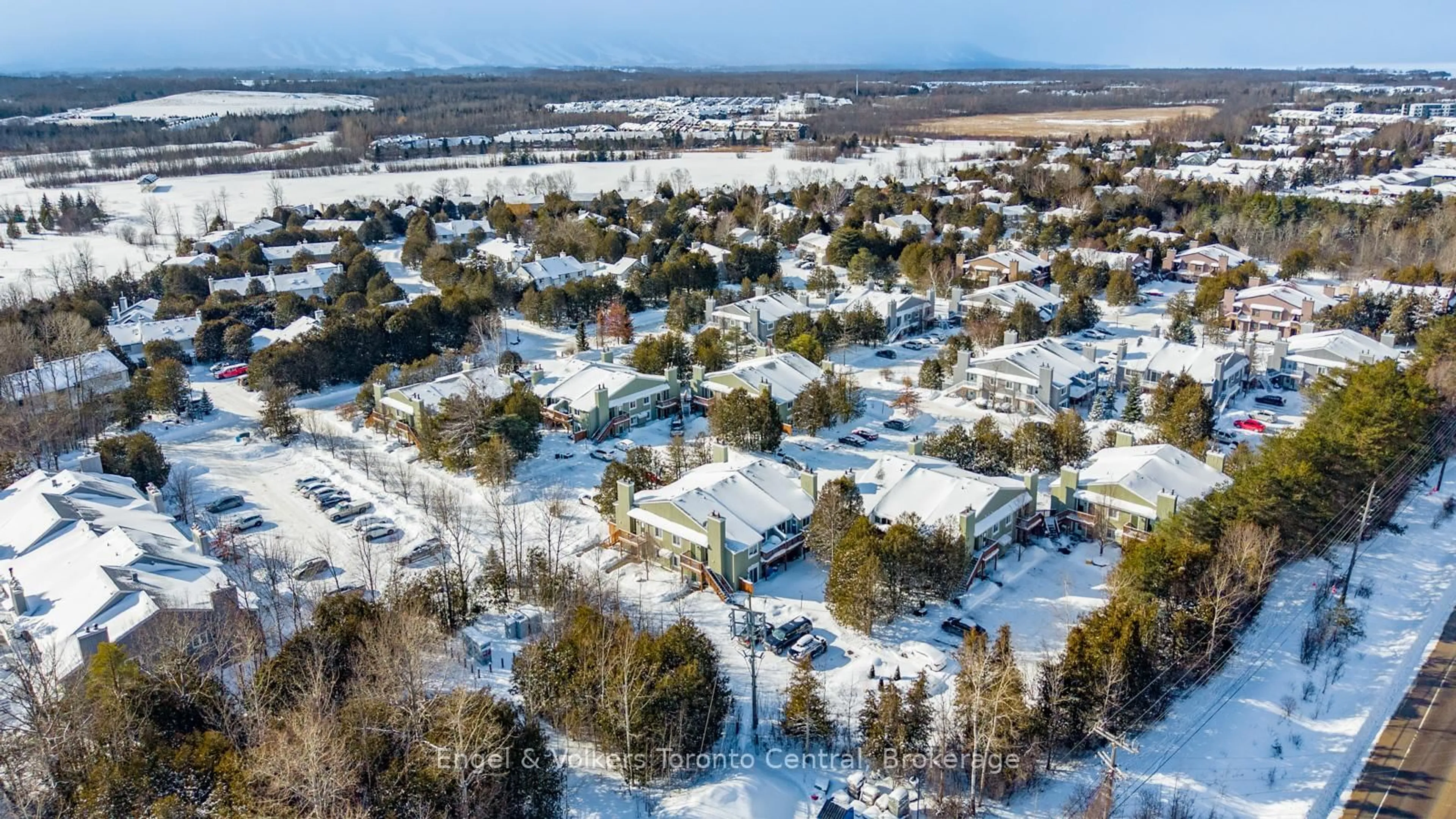 A pic from outside/outdoor area/front of a property/back of a property/a pic from drone, street for 15 Dawson Dr #22, Collingwood Ontario L9Y 5B4