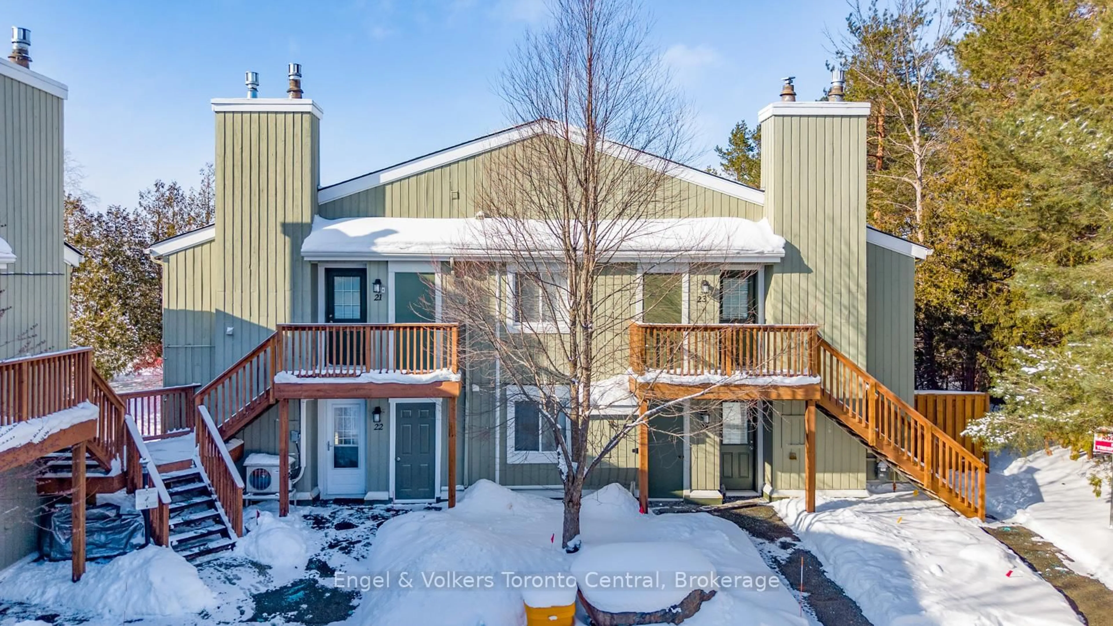 A pic from outside/outdoor area/front of a property/back of a property/a pic from drone, unknown for 15 Dawson Dr #22, Collingwood Ontario L9Y 5B4