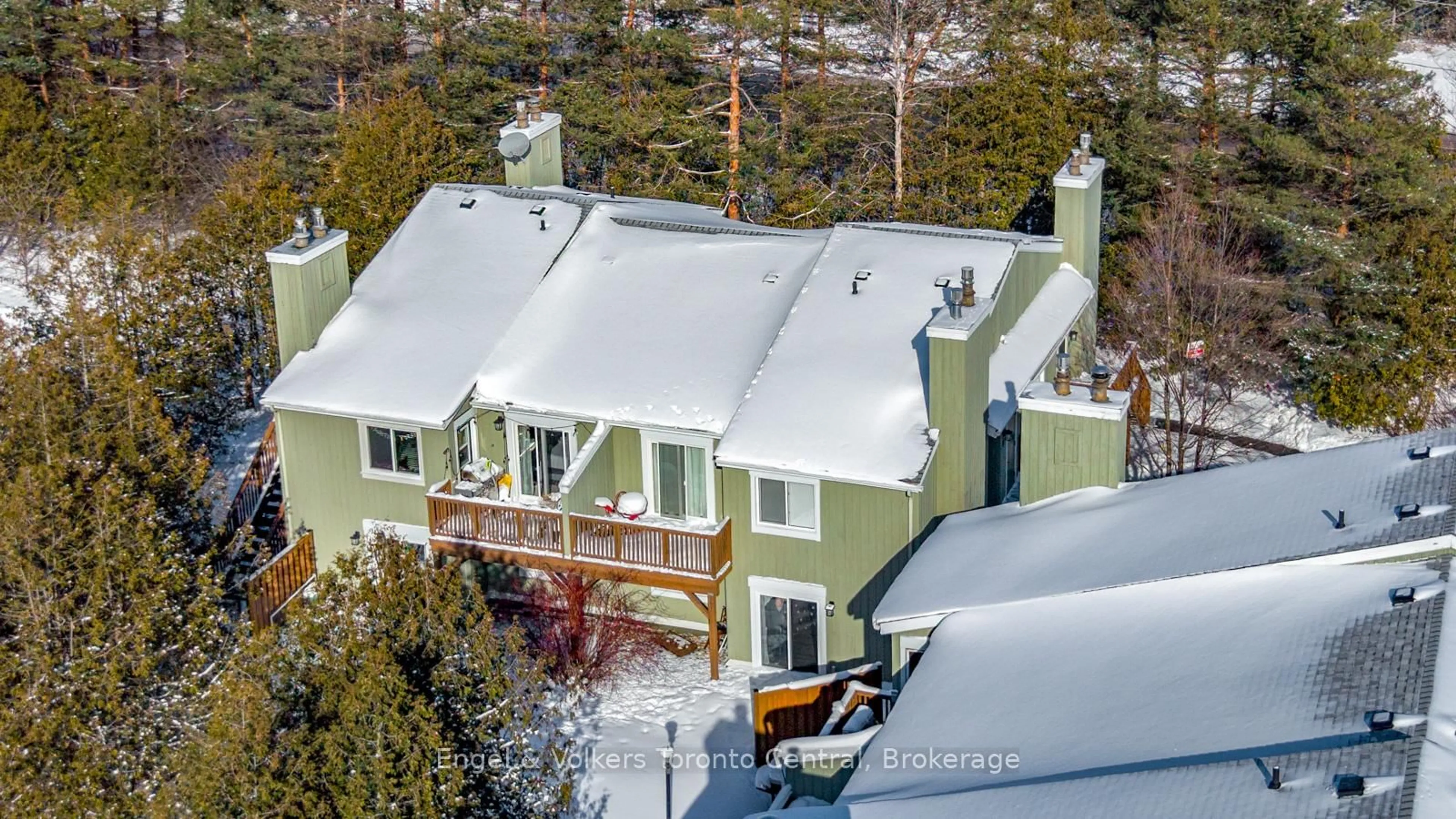 A pic from outside/outdoor area/front of a property/back of a property/a pic from drone, unknown for 15 Dawson Dr #22, Collingwood Ontario L9Y 5B4