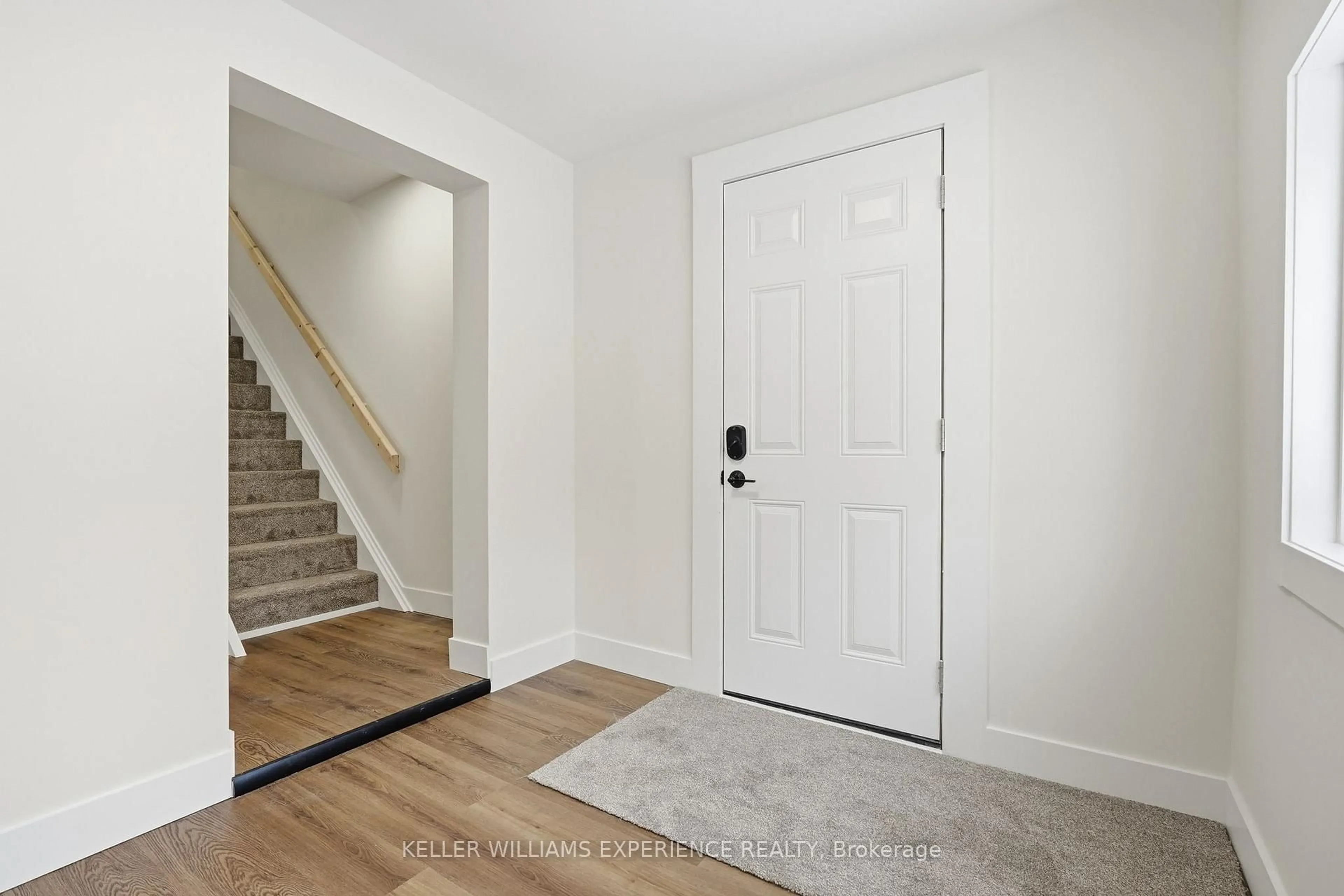 Indoor entryway for 240 Ruby St, Midland Ontario L4R 2L4