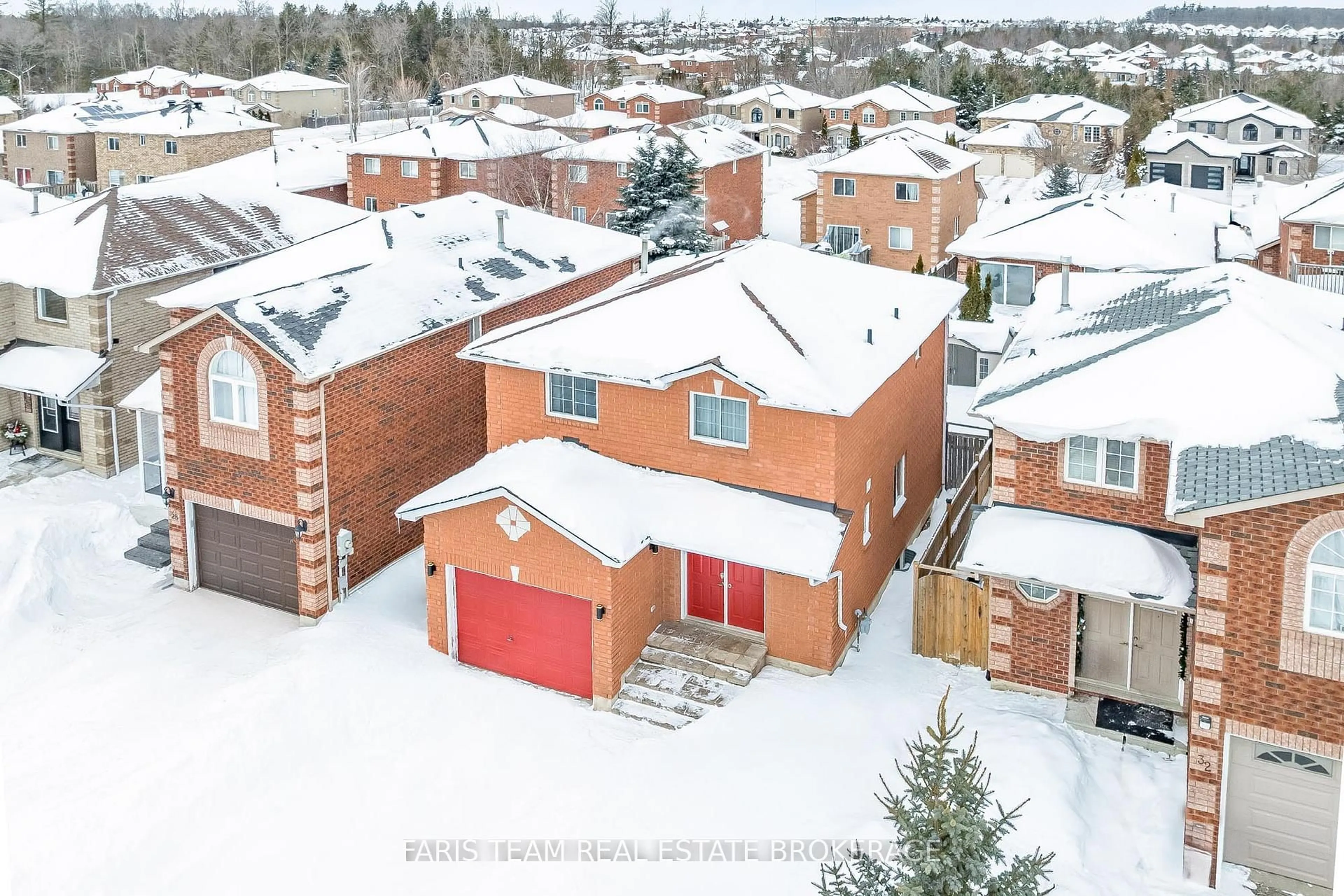 A pic from outside/outdoor area/front of a property/back of a property/a pic from drone, street for 30 Coronation Pkwy, Barrie Ontario L4M 7J8