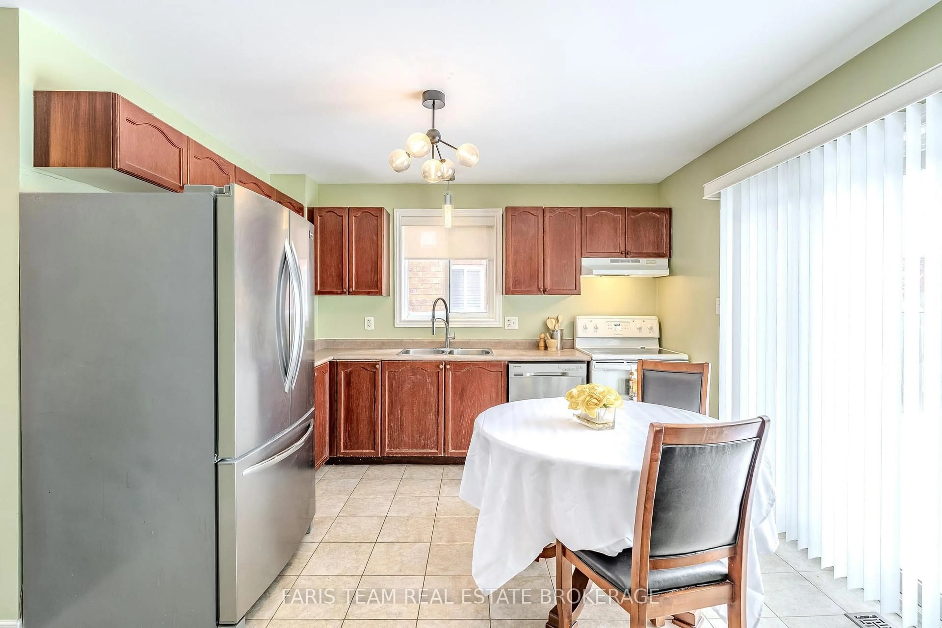 Standard kitchen, ceramic/tile floor for 30 Coronation Pkwy, Barrie Ontario L4M 7J8