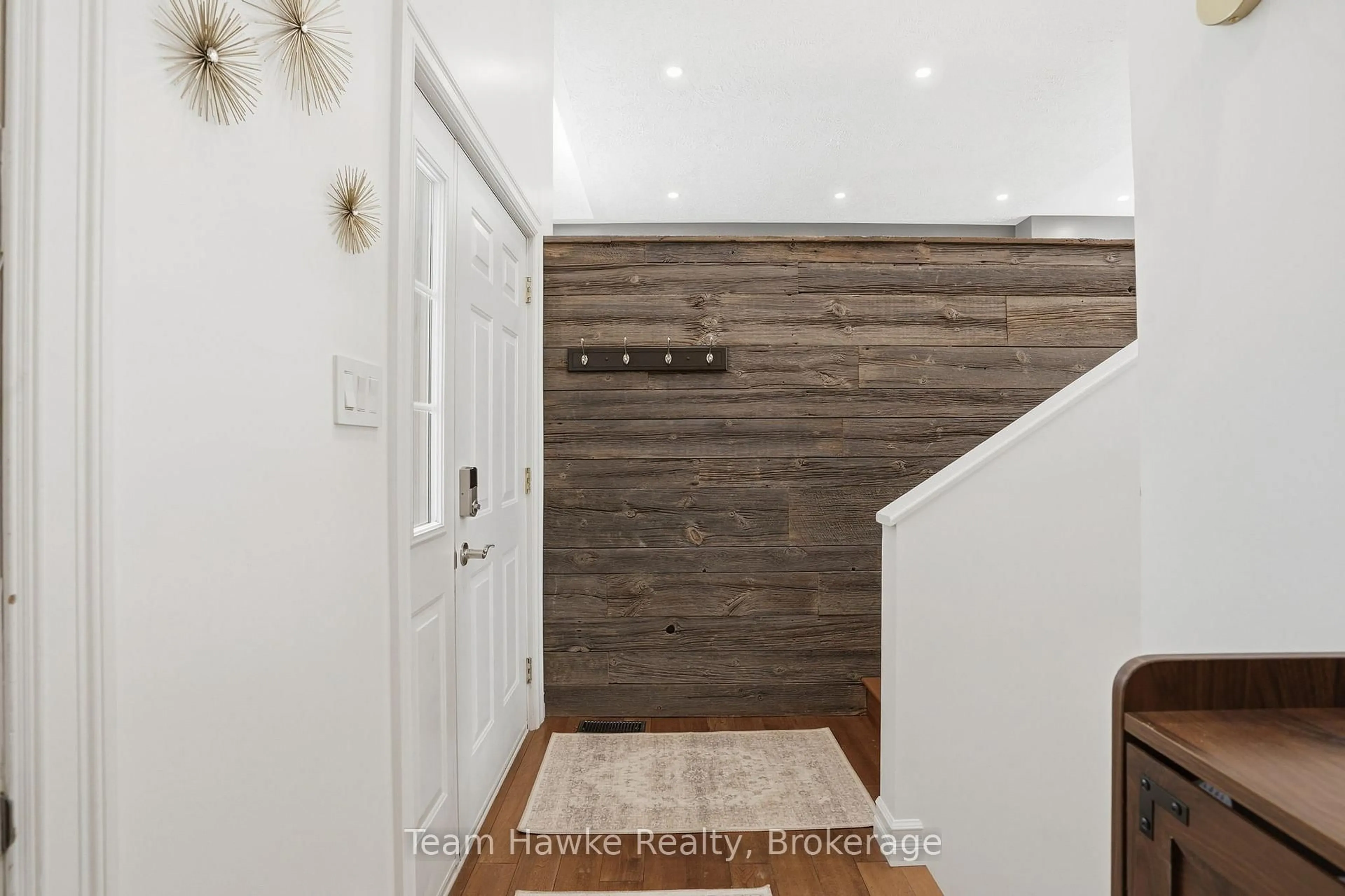 Indoor entryway for 52 Mercer Cres, Penetanguishene Ontario L9M 1W3