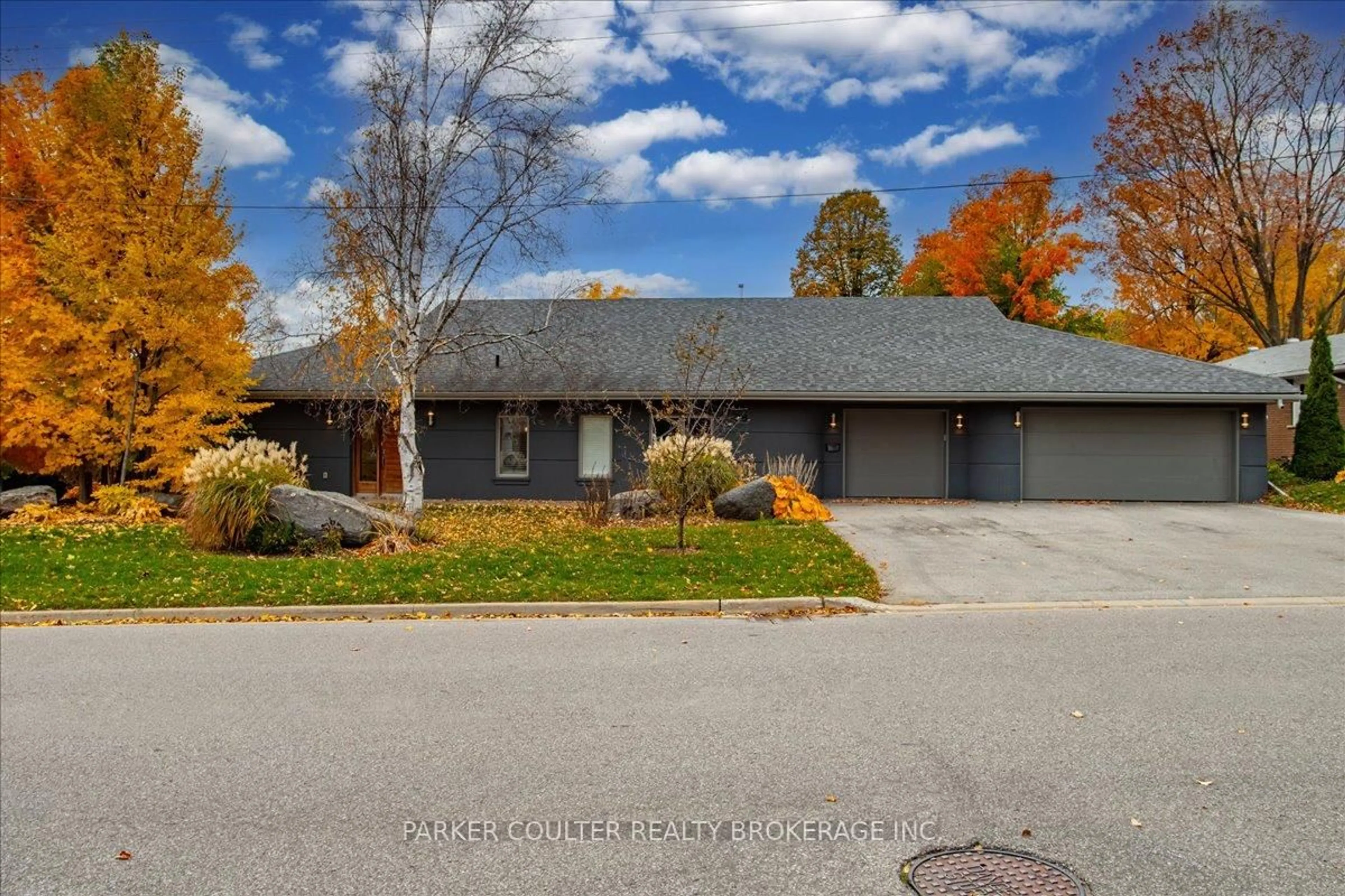 Home with brick exterior material, street for 88 Cook St, Barrie Ontario L4M 4G6