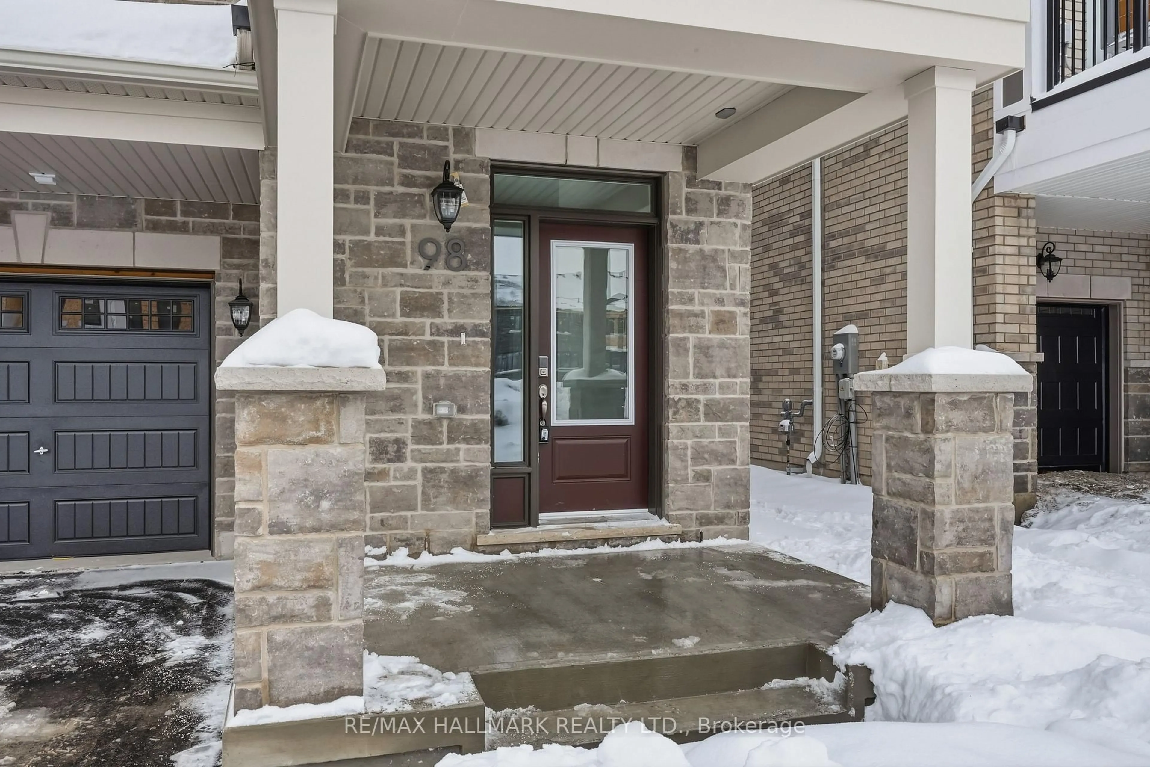 Indoor entryway for 98 Yorkshire Dr, Barrie Ontario L9J 1B4
