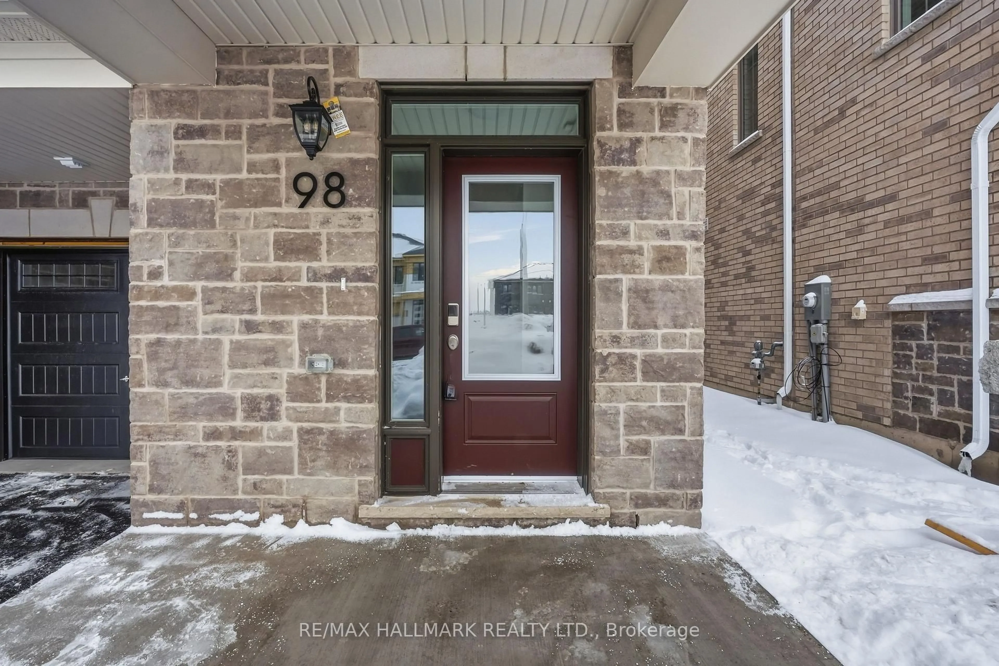 Indoor entryway for 98 Yorkshire Dr, Barrie Ontario L9J 1B4