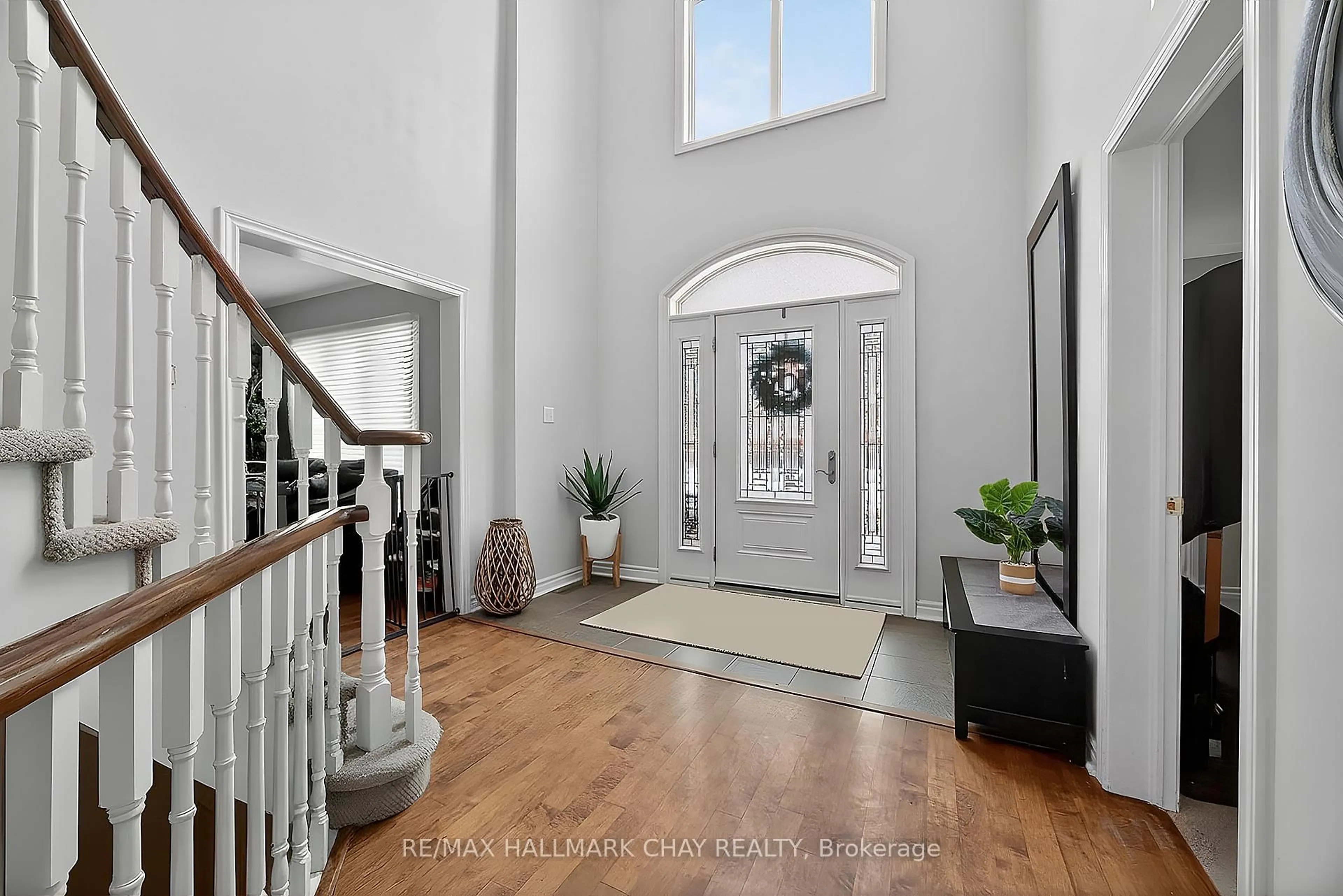 Indoor entryway for 25 Falling Brook Dr, Barrie Ontario L4N 7E9