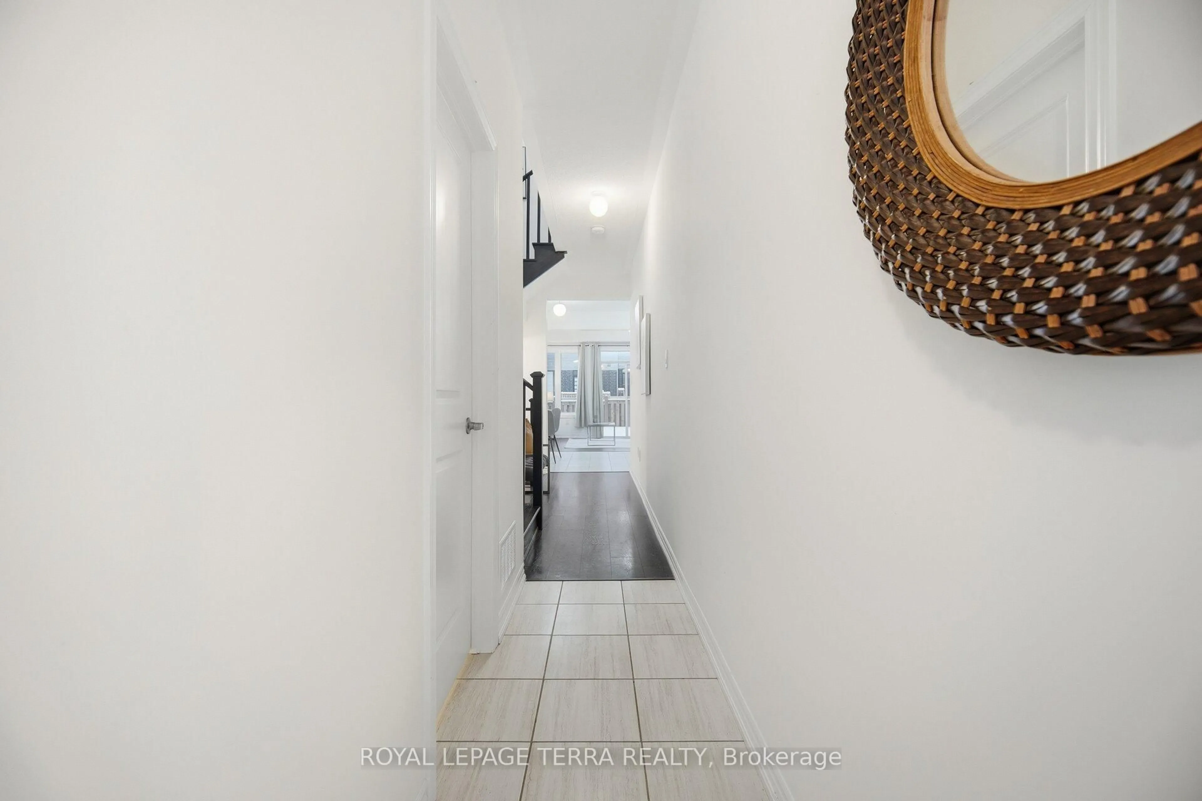 Indoor entryway for 29 Tamworth Terr, Barrie Ontario L9J 0W5