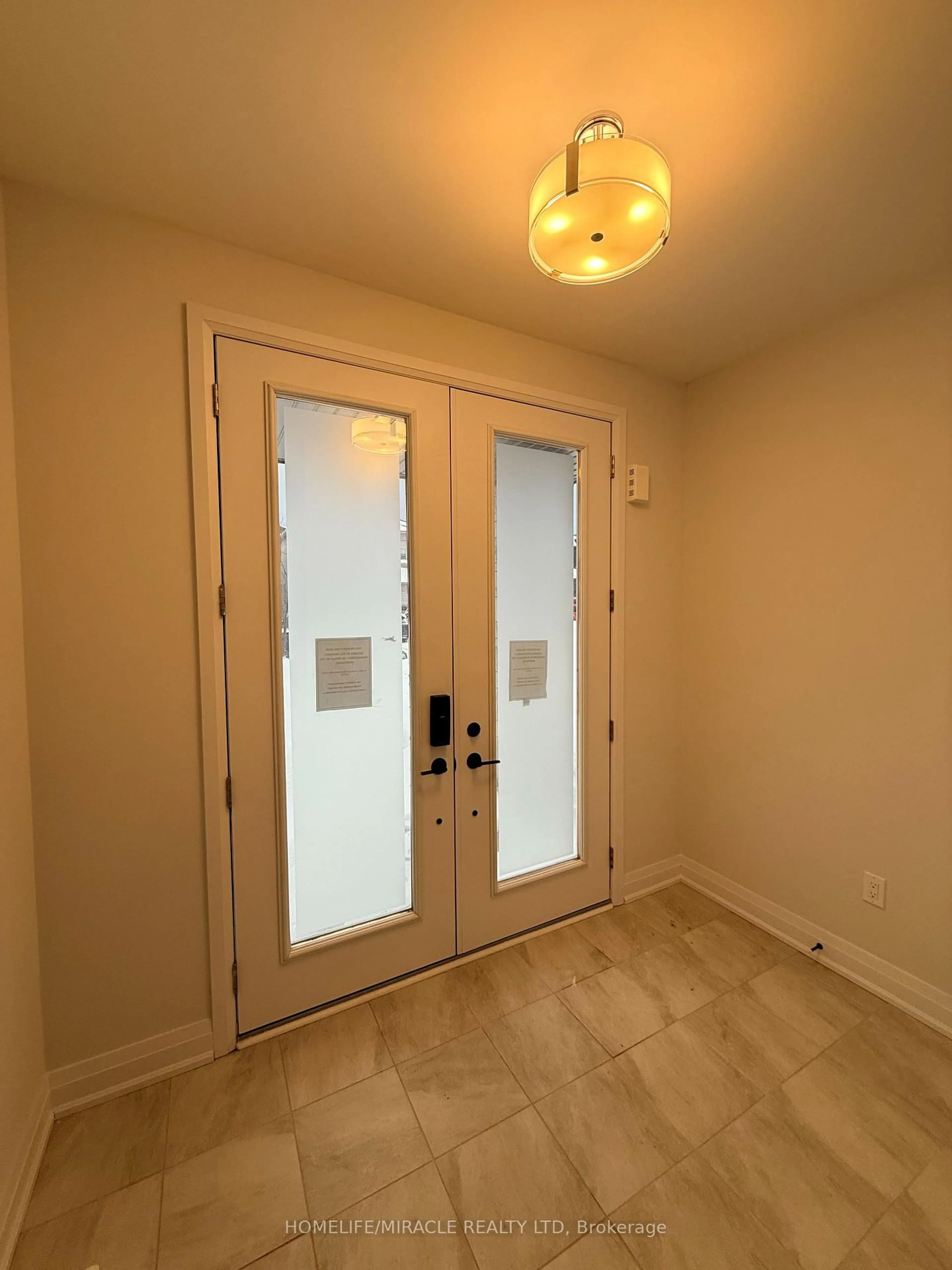 Indoor entryway for 20 Sweet Cicely St, Springwater Ontario L9X 2C7