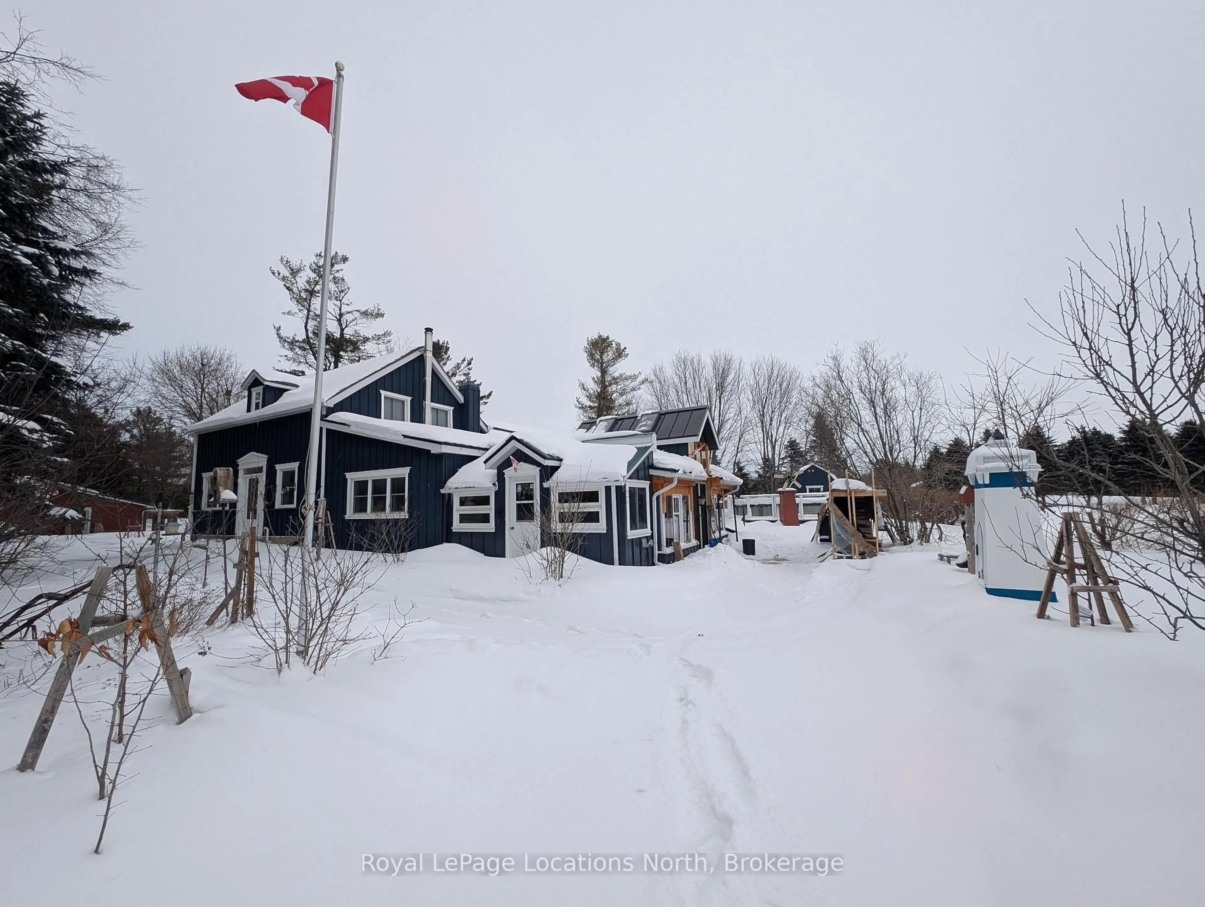 A pic from outside/outdoor area/front of a property/back of a property/a pic from drone, unknown for 236 Phillips St, Clearview Ontario L0M 1S0