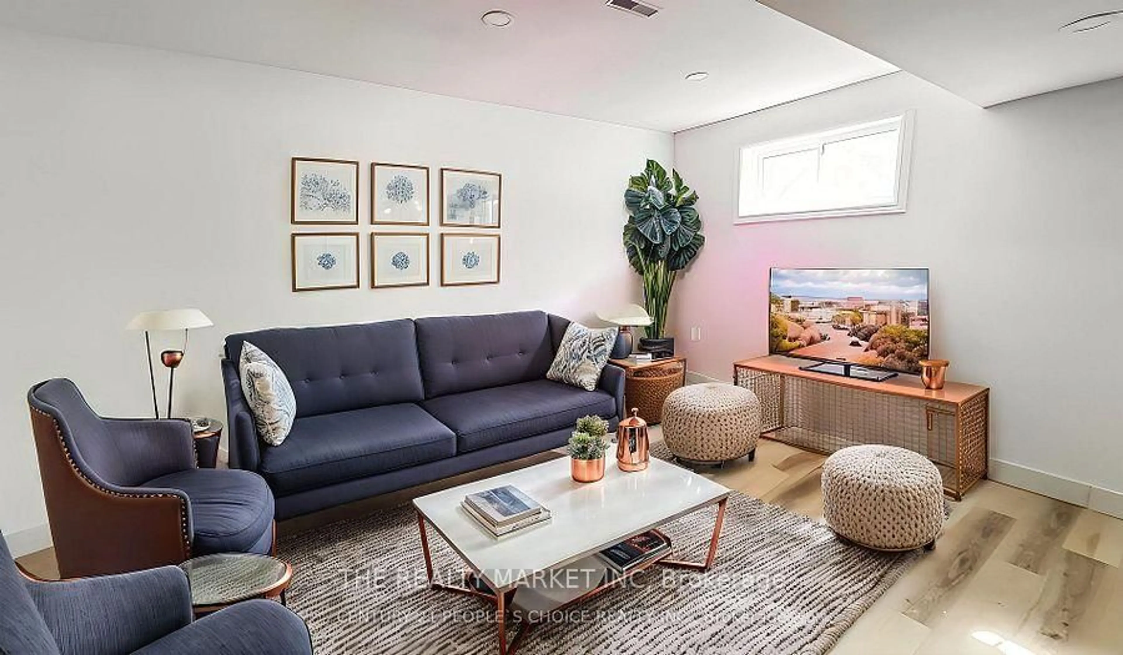 Living room with furniture, unknown for 18 Ward Dr, Barrie Ontario L4N 7N9