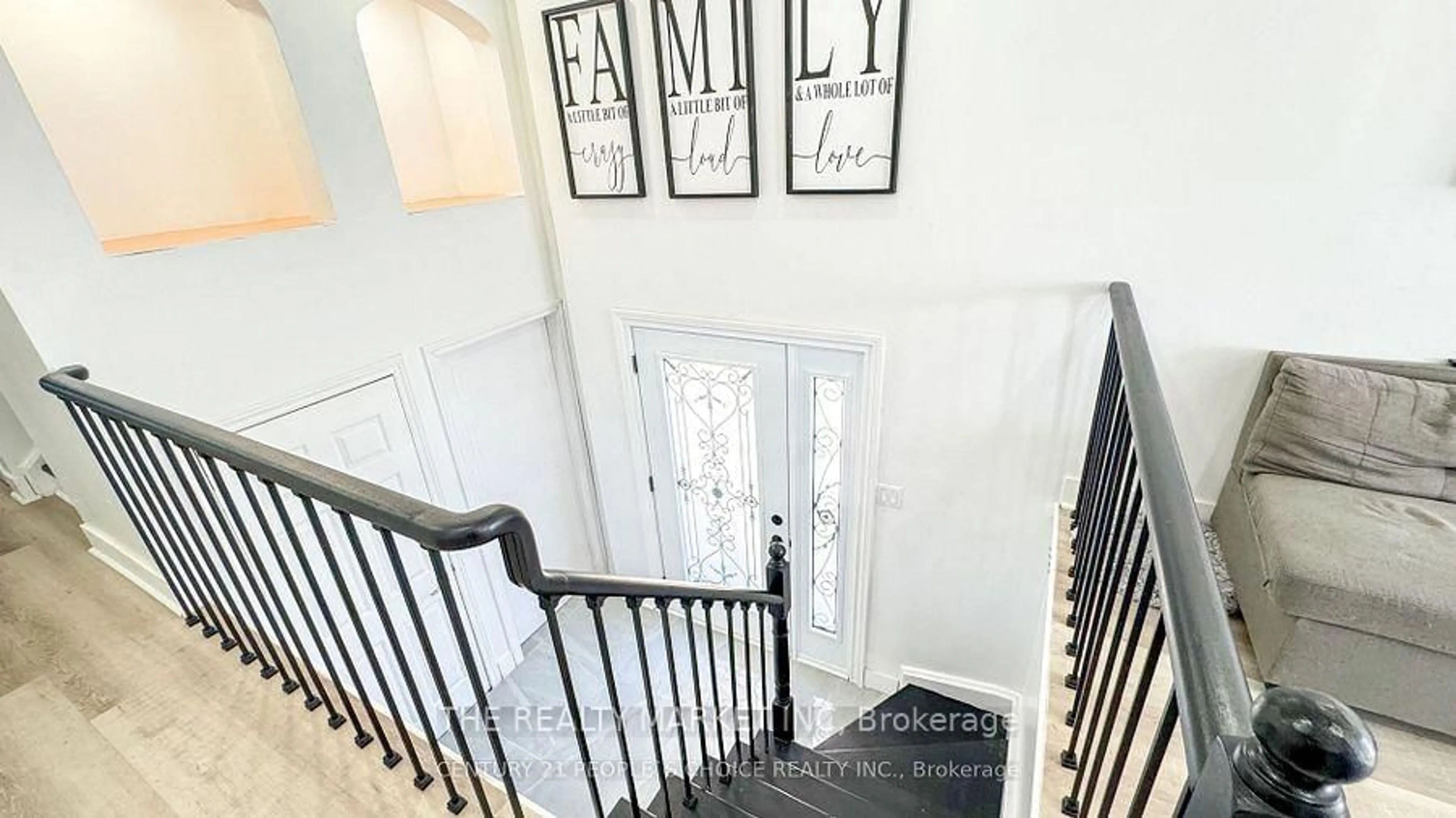 Indoor entryway for 18 Ward Dr, Barrie Ontario L4N 7N9