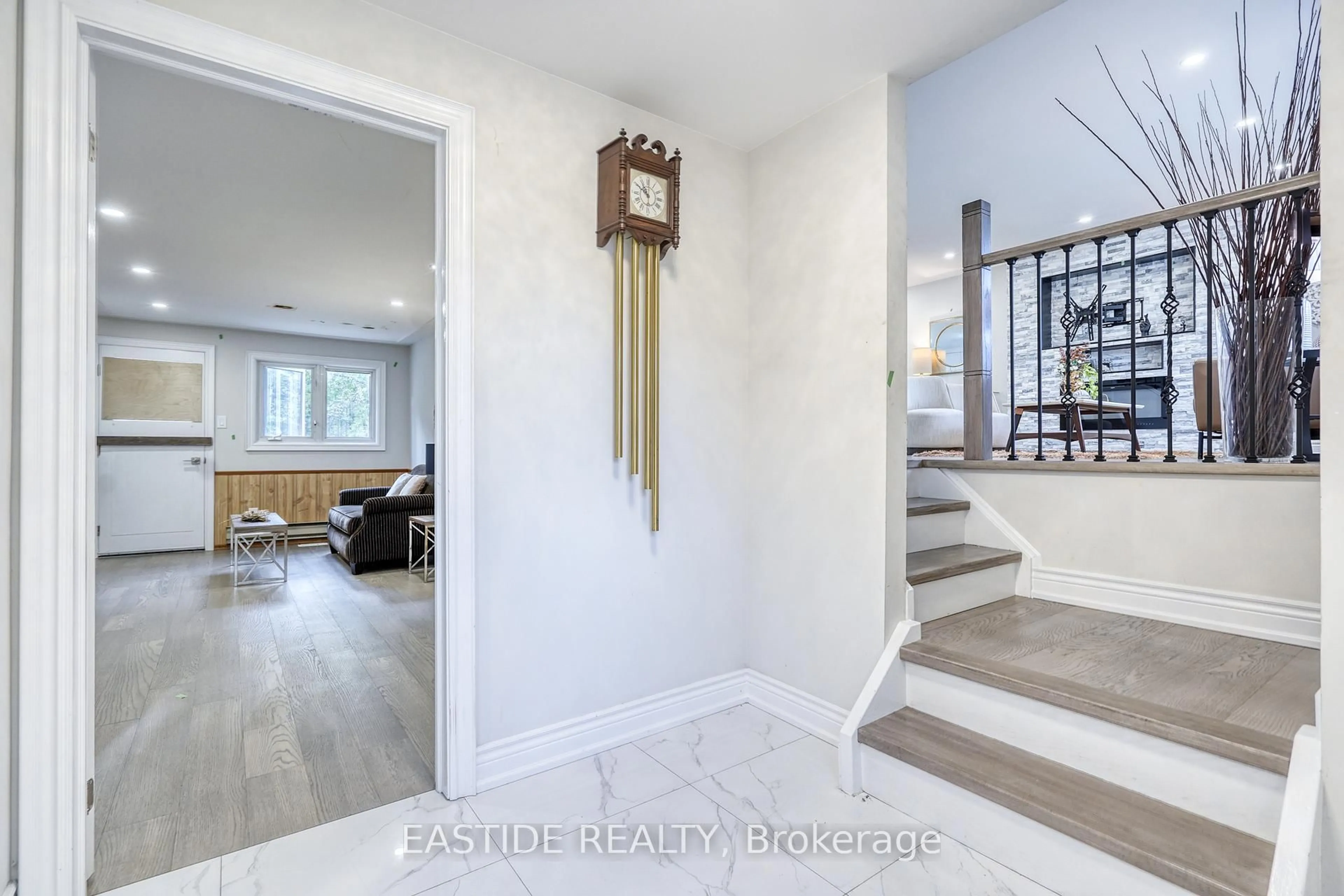 Indoor entryway for 82 Miller Dr, Barrie Ontario L4N 9X3