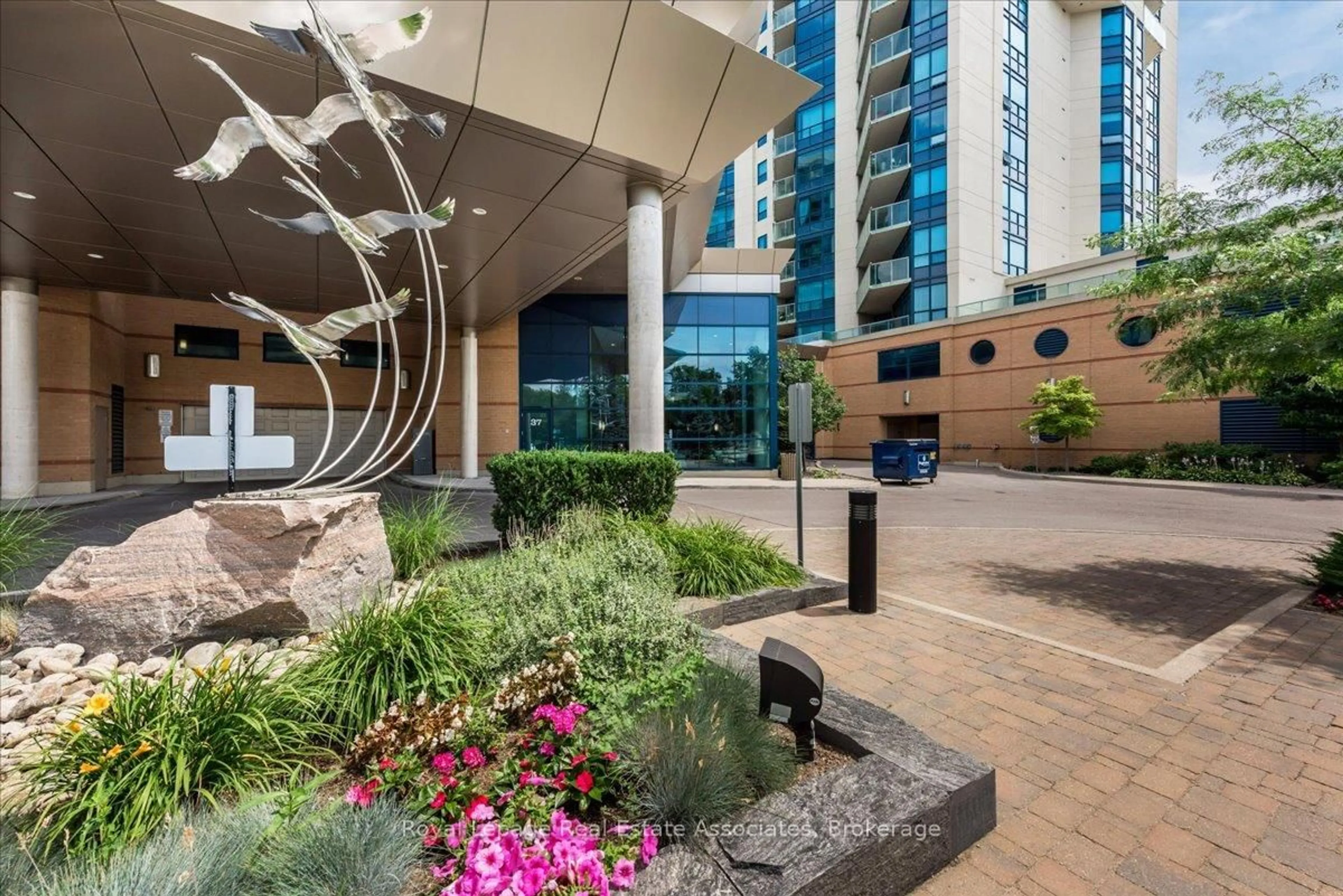 Indoor foyer for 37 Ellen St #811, Barrie Ontario L4N 6G2