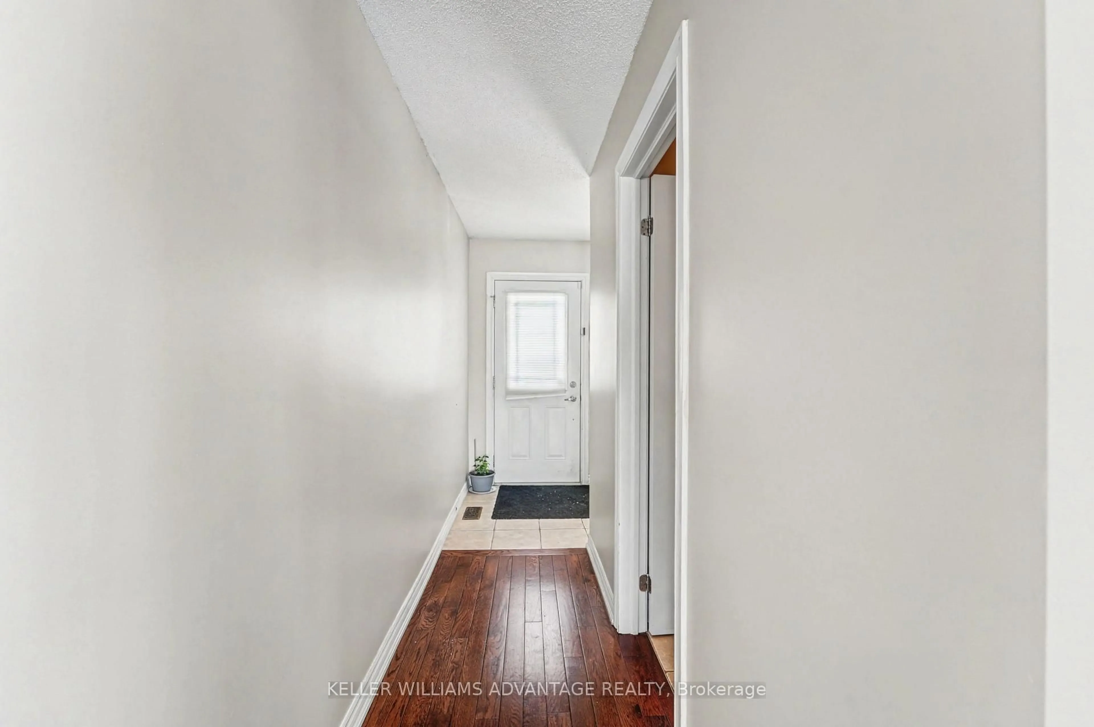 Indoor entryway for 25 Southwoods Cres #25, Barrie Ontario L4N 9P8