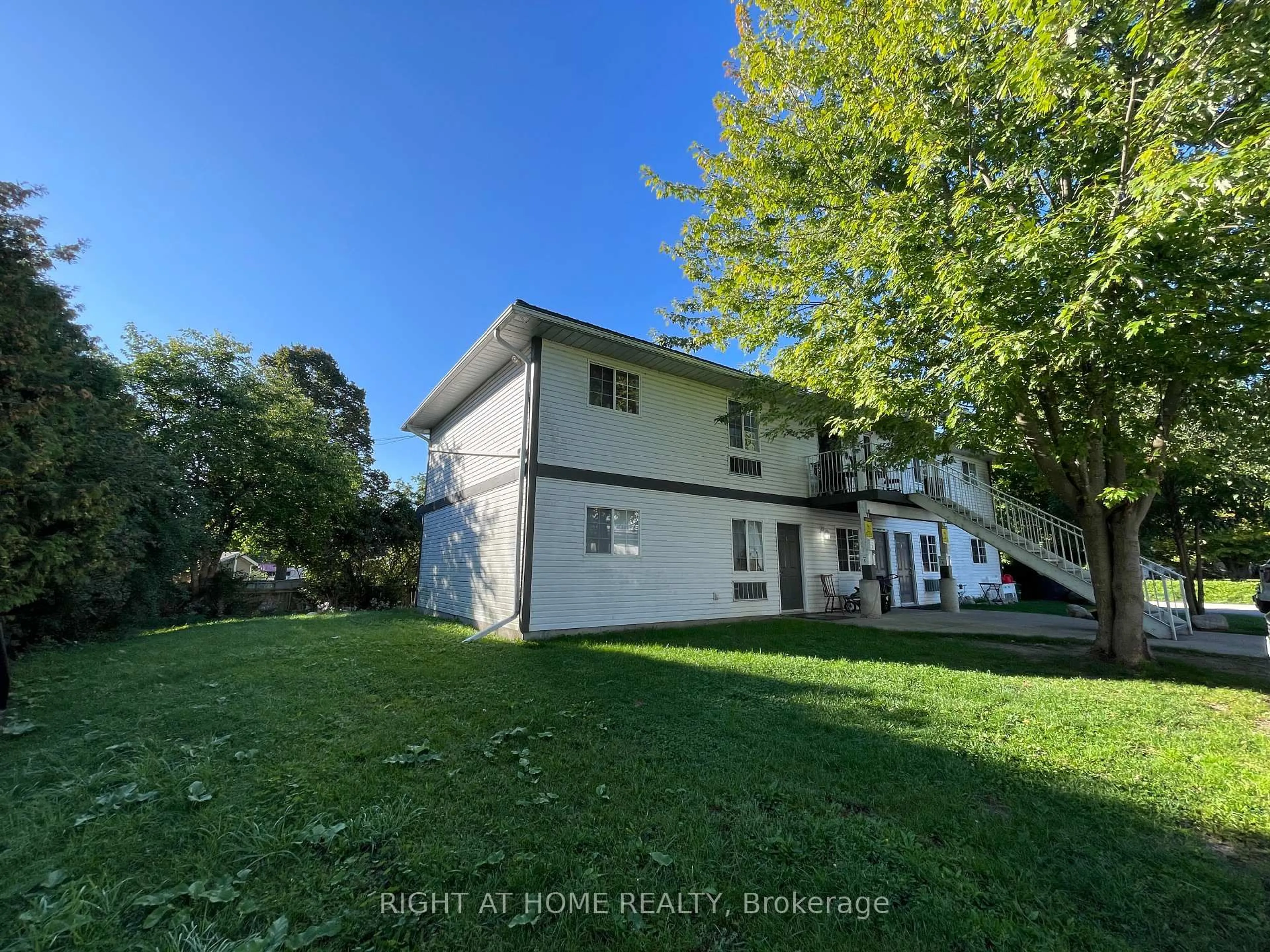 A pic from outside/outdoor area/front of a property/back of a property/a pic from drone, unknown for 380 Bayview Pkwy, Orillia Ontario L3V 3Y2