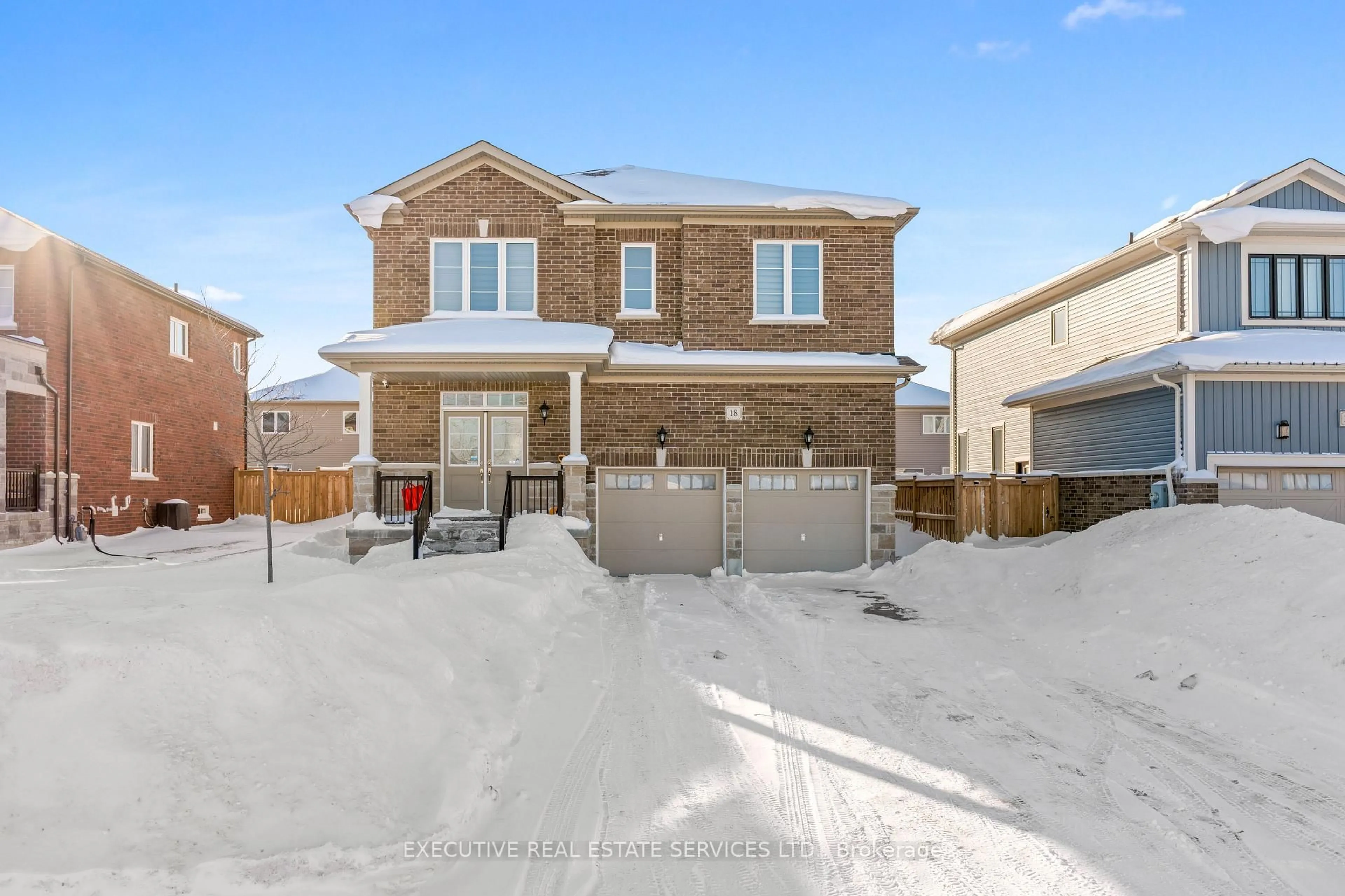 A pic from outside/outdoor area/front of a property/back of a property/a pic from drone, street for 18 Emerald St, Wasaga Beach Ontario L9Z 0K8