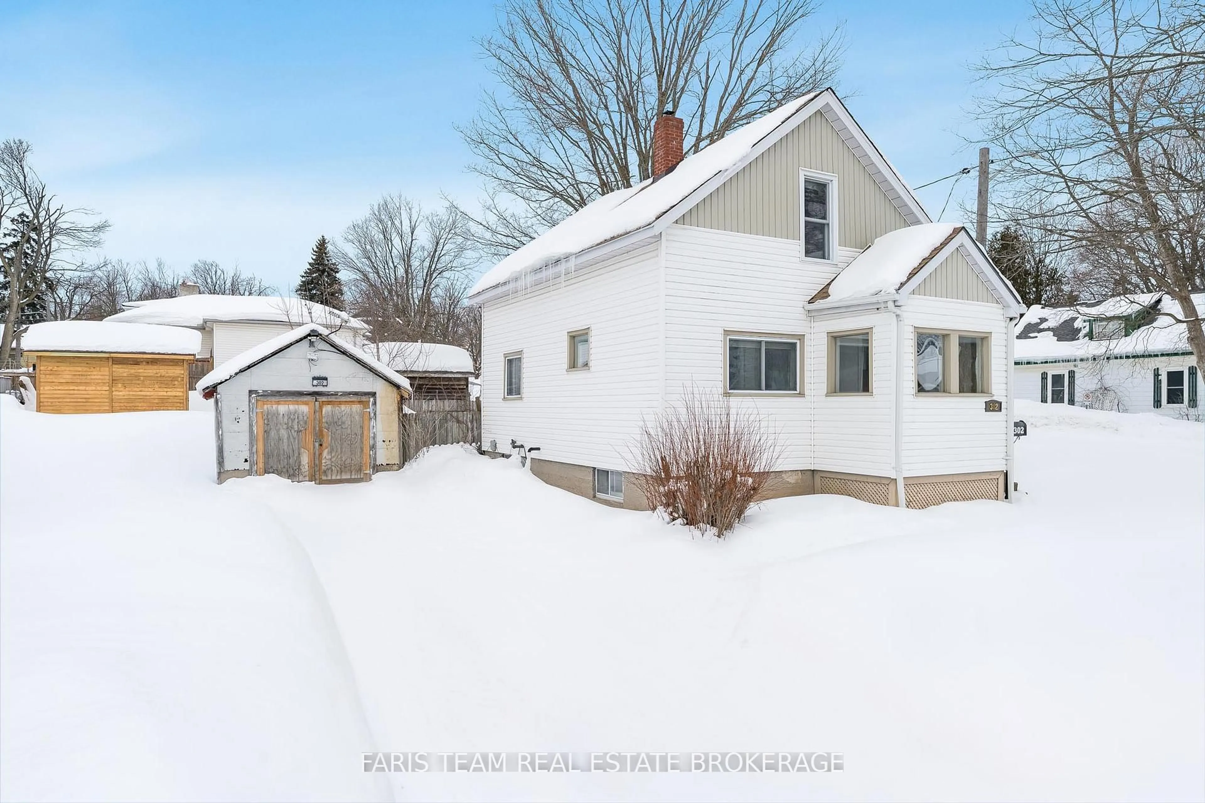A pic from outside/outdoor area/front of a property/back of a property/a pic from drone, street for 302 Nottawasaga St, Orillia Ontario L3V 3K6