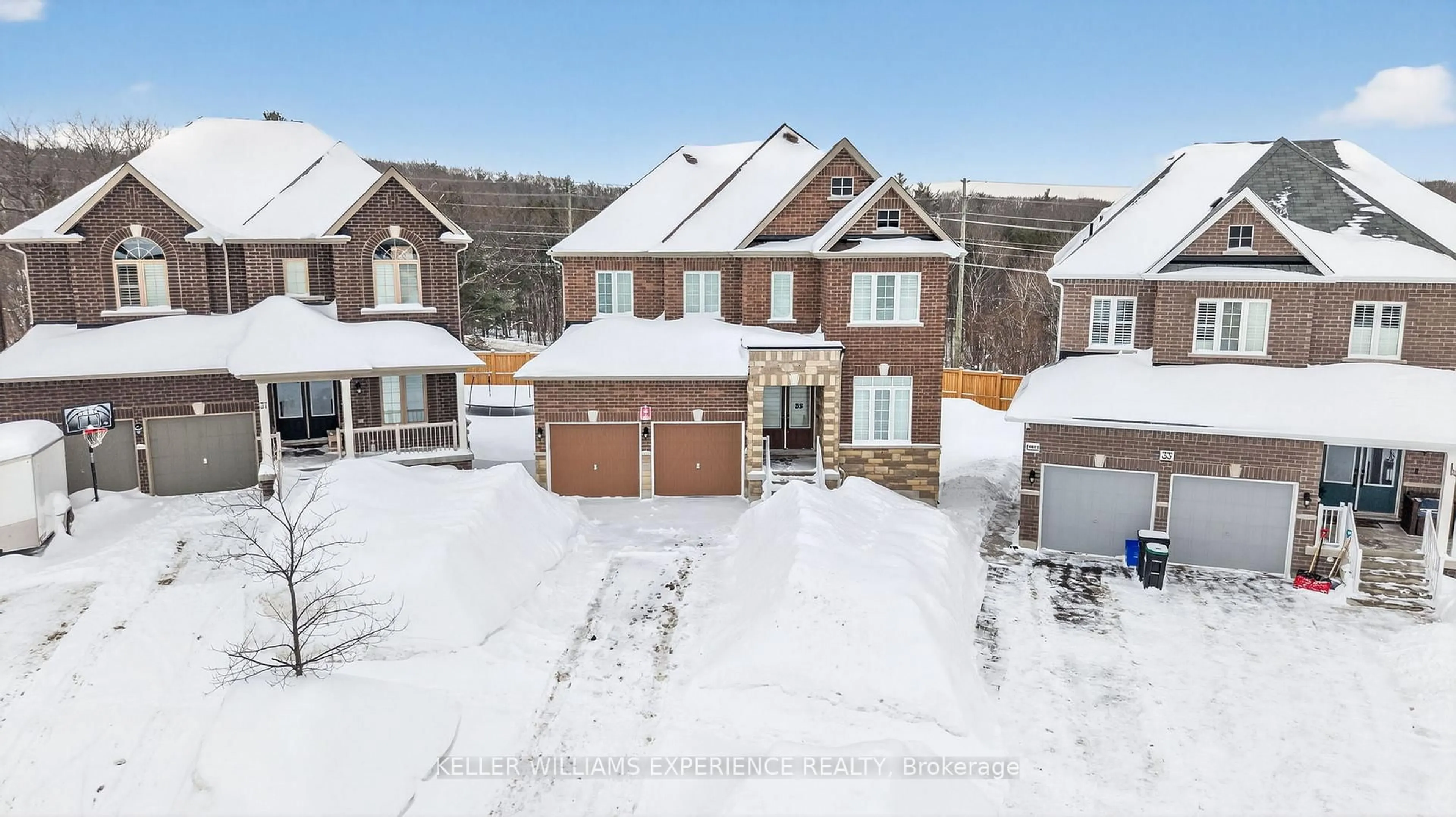 A pic from outside/outdoor area/front of a property/back of a property/a pic from drone, street for 35 MUIRFIELD Dr, Barrie Ontario L4N 6J9