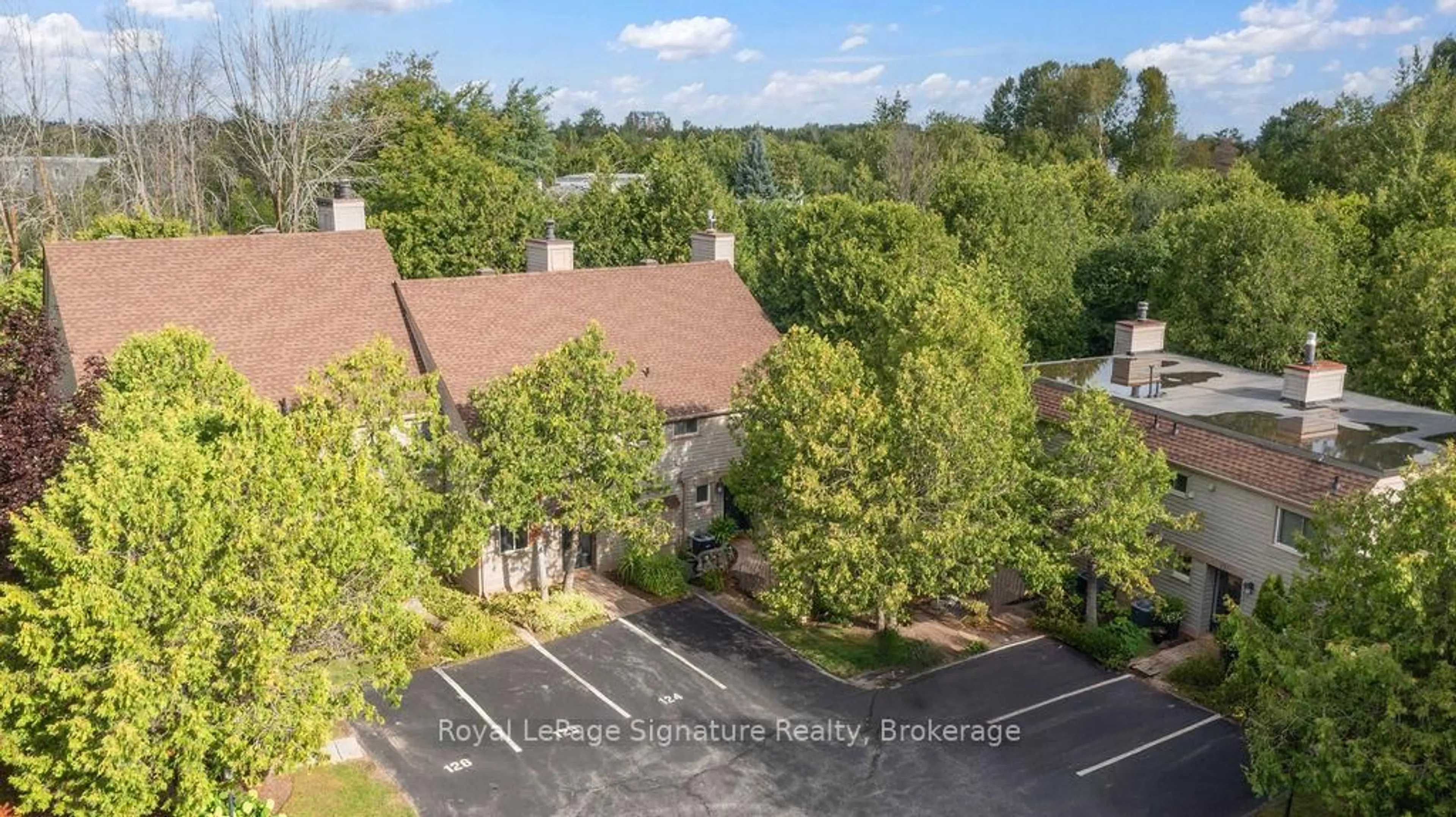 A pic from outside/outdoor area/front of a property/back of a property/a pic from drone, unknown for 124 ESCARPMENT Cres, Collingwood Ontario L9Y 5B4