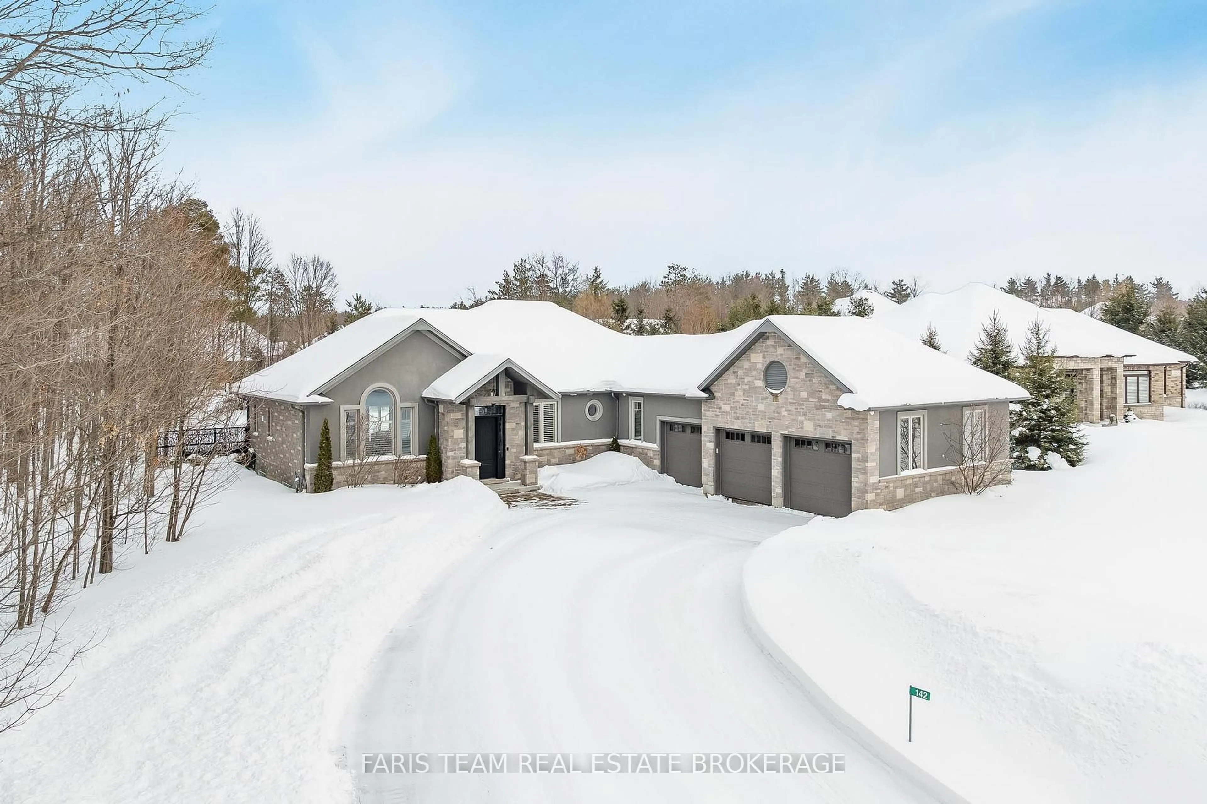 A pic from outside/outdoor area/front of a property/back of a property/a pic from drone, street for 142 Mennill Dr, Springwater Ontario L9X 0J2