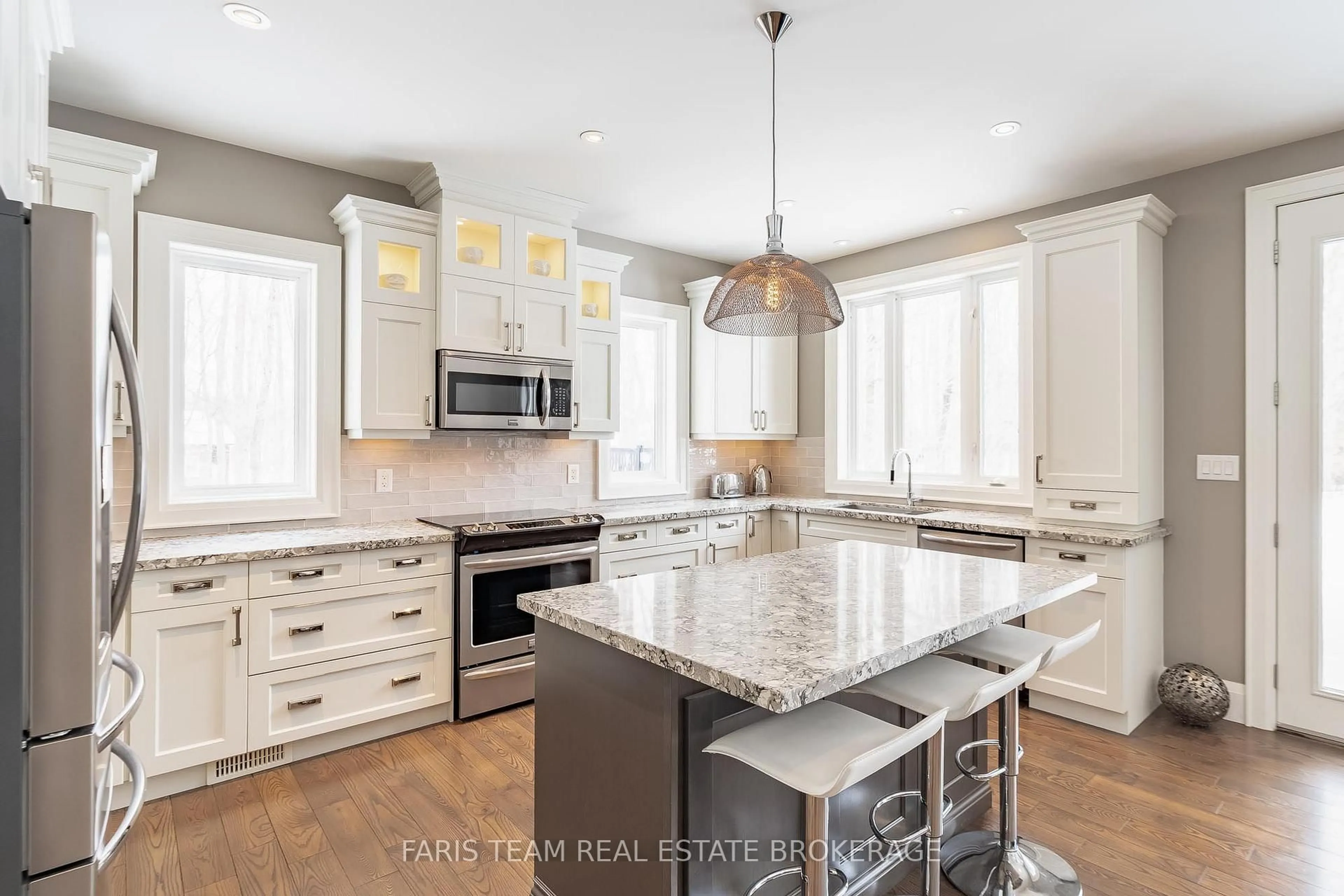 Open concept kitchen, ceramic/tile floor for 142 Mennill Dr, Springwater Ontario L9X 0J2