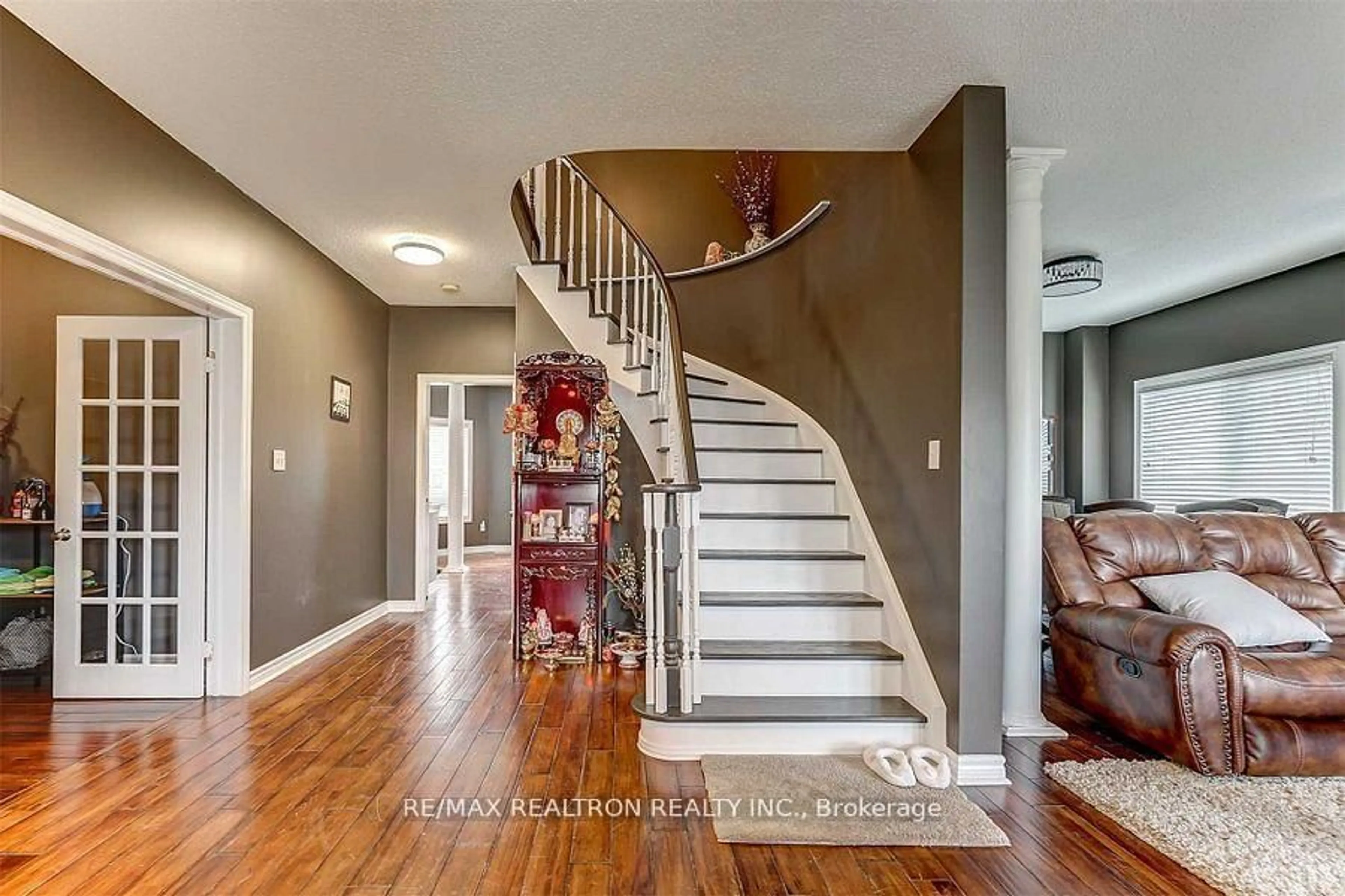 Indoor entryway for 416 Mapleton Ave, Barrie Ontario L4N 0Z9