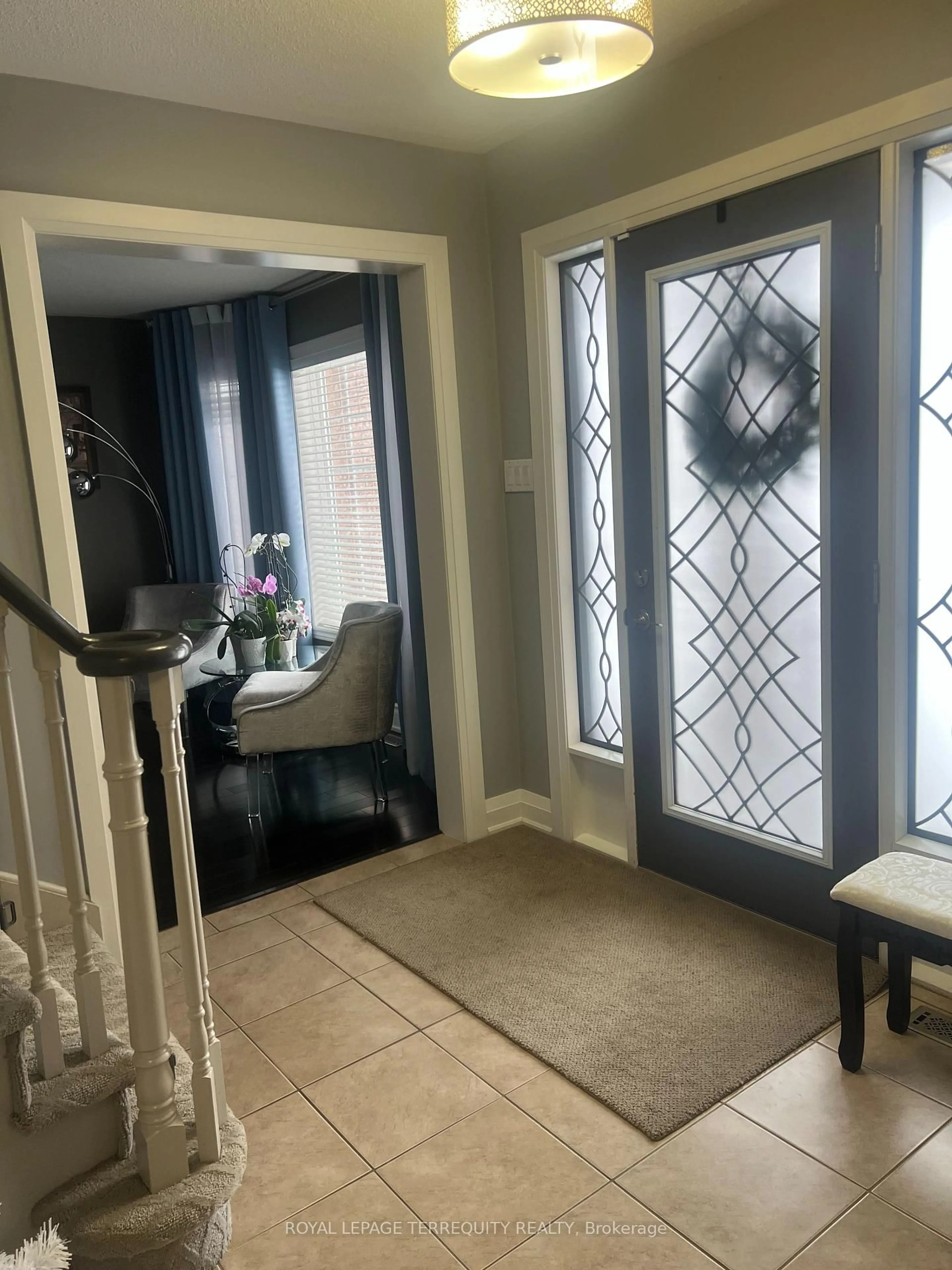 Indoor entryway for 25 Jagges Dr, Barrie Ontario L4N 0W9