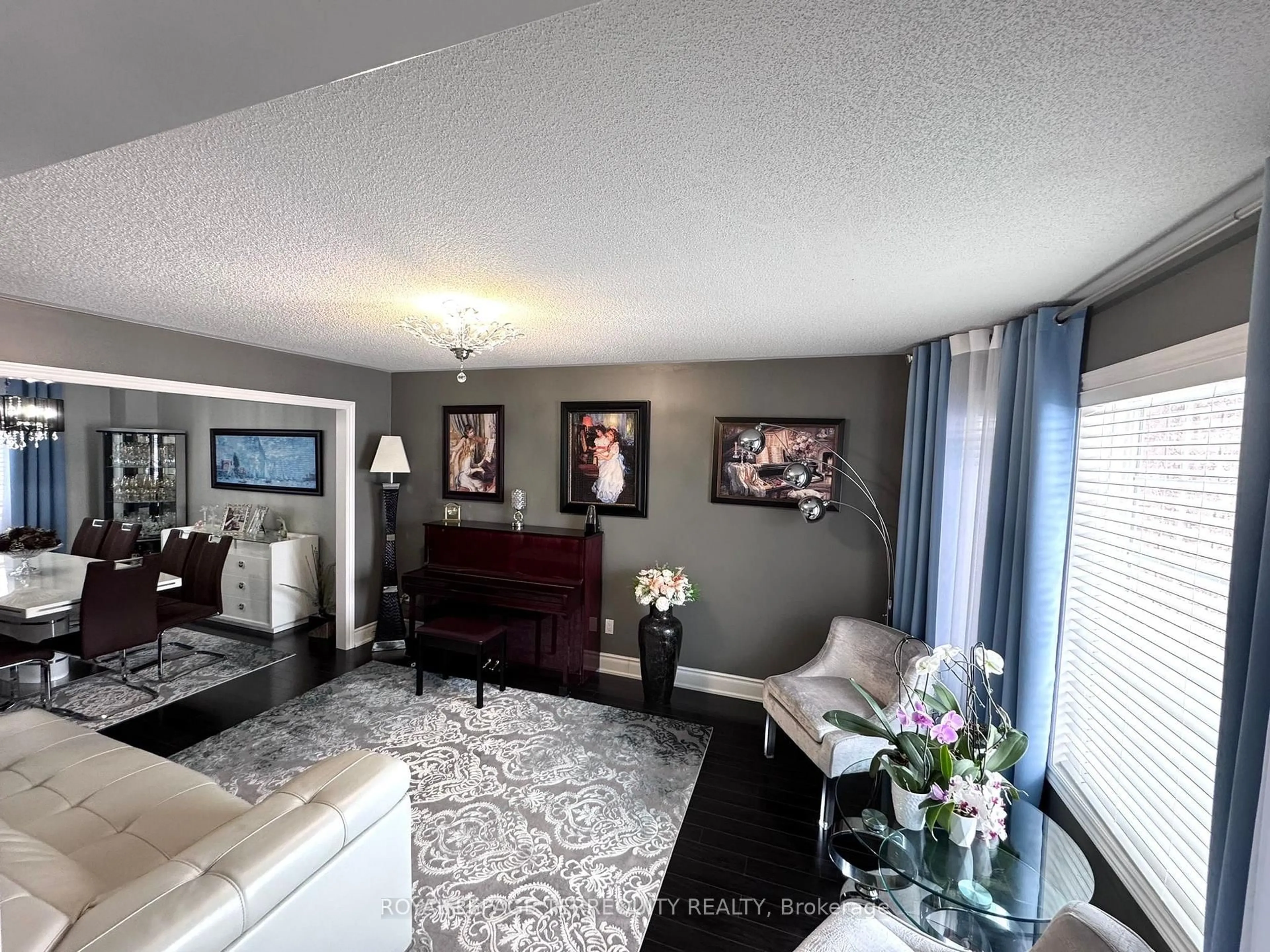 Living room with furniture, unknown for 25 Jagges Dr, Barrie Ontario L4N 0W9