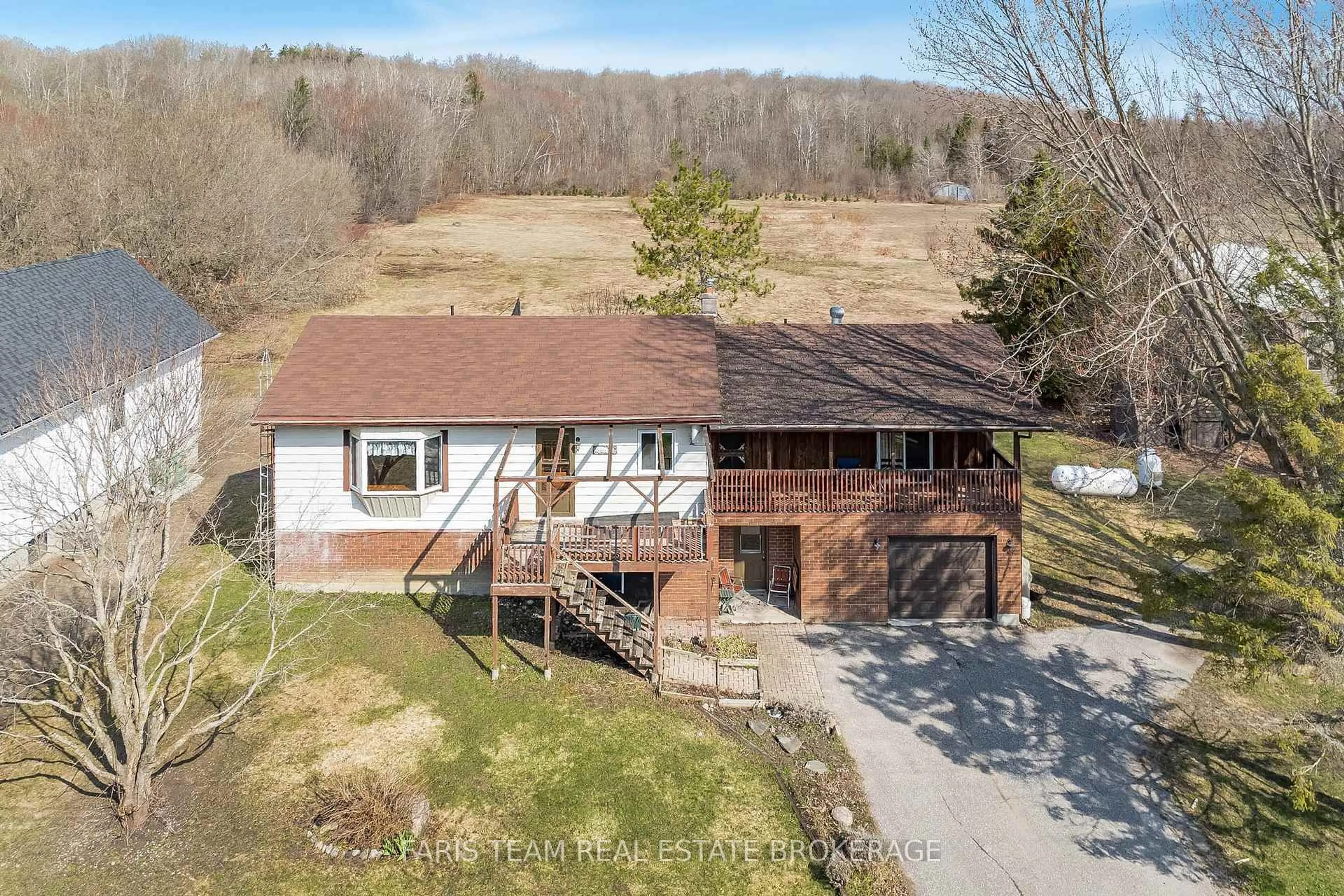 A pic from outside/outdoor area/front of a property/back of a property/a pic from drone, unknown for 3410 Reservoir Rd, Severn Ontario L0K 1E0
