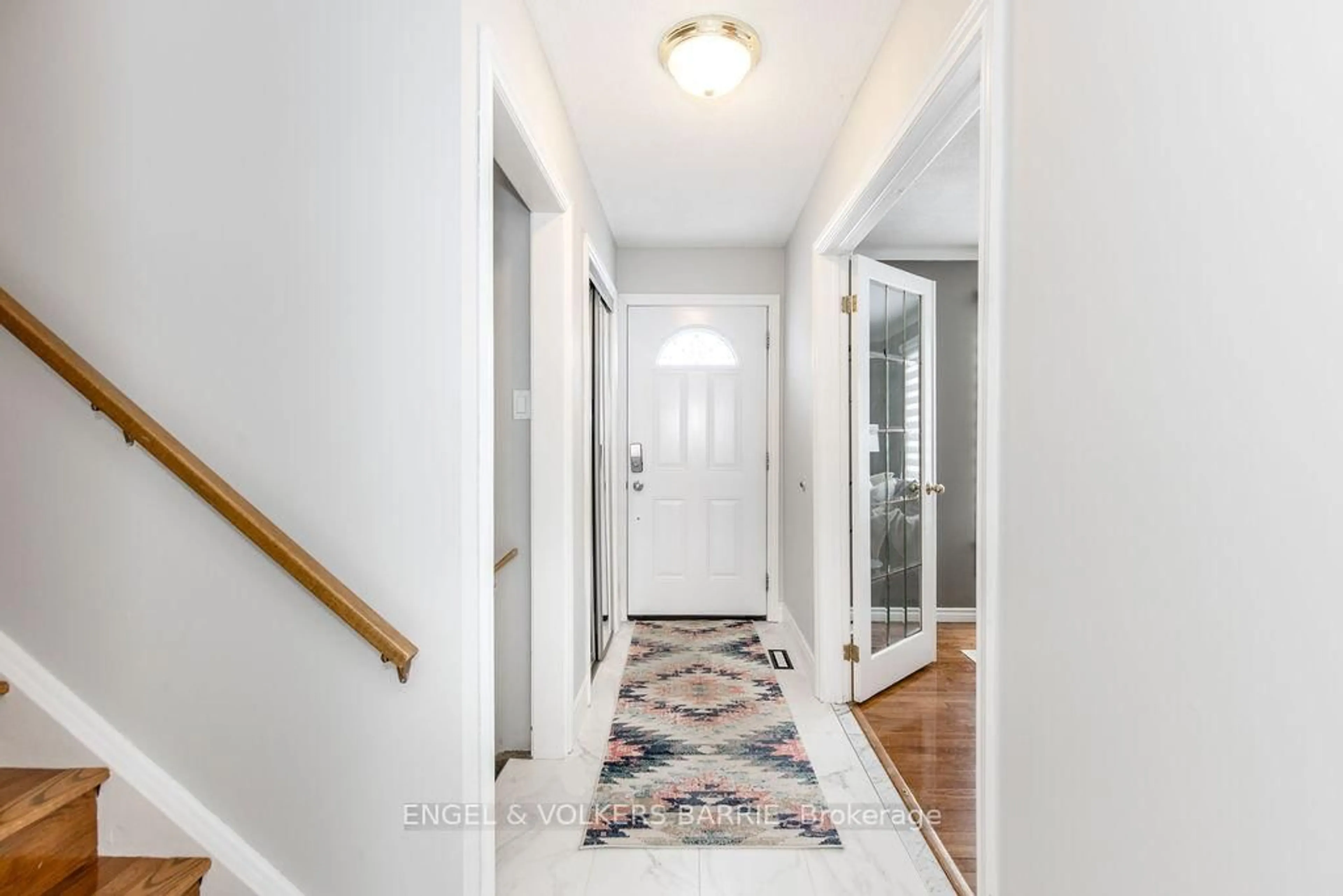 Indoor entryway for 644 Algonquin Dr, Midland Ontario L4R 4R4