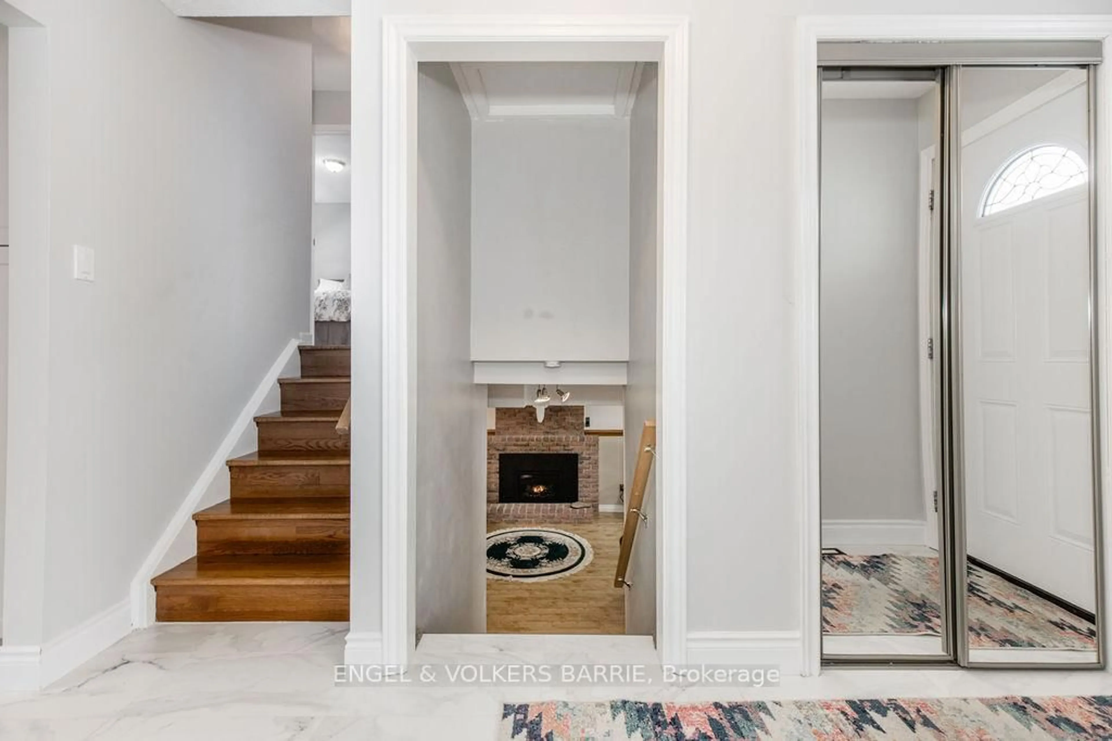 Indoor entryway for 644 Algonquin Dr, Midland Ontario L4R 4R4