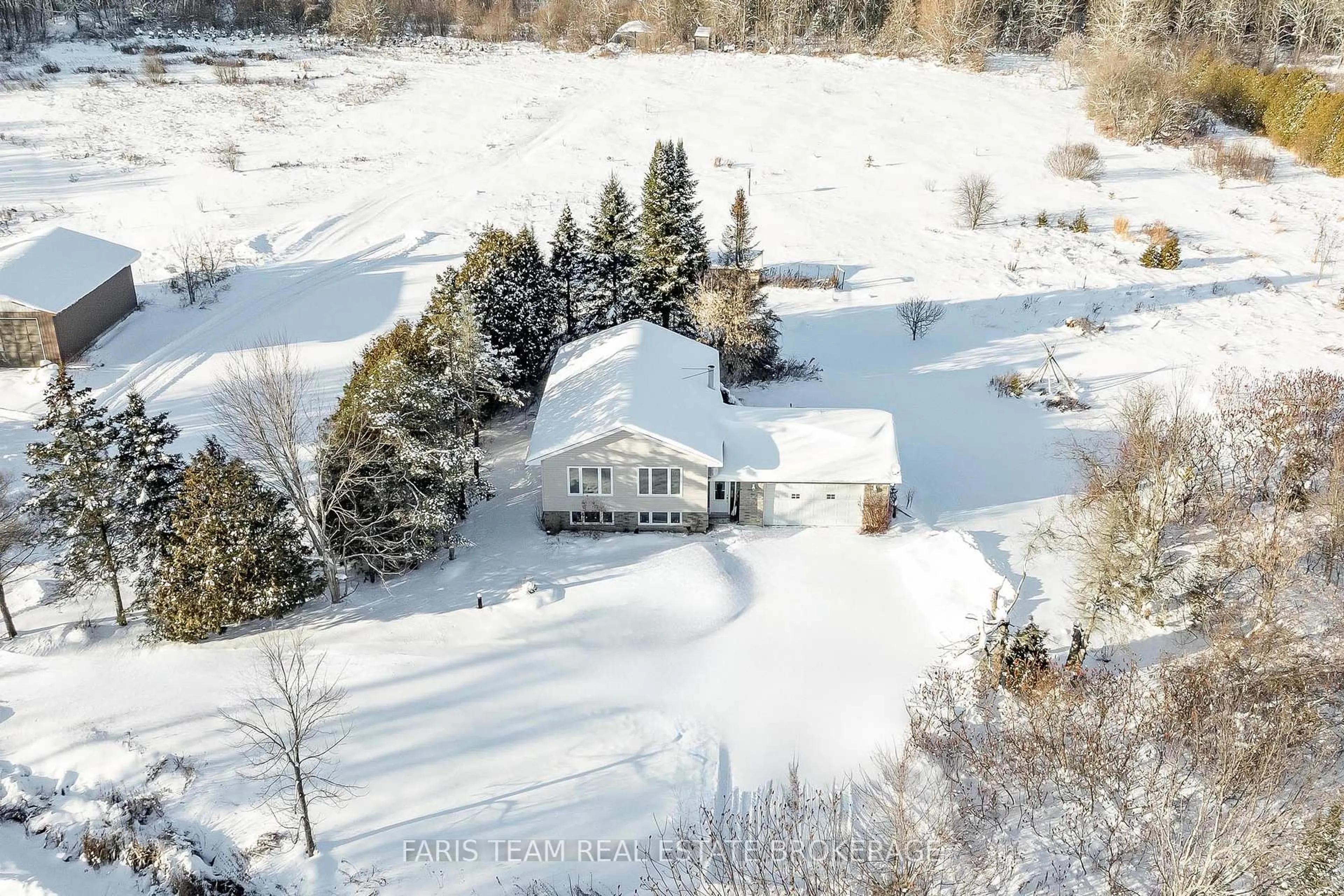 A pic from outside/outdoor area/front of a property/back of a property/a pic from drone, unknown for 3400 Reservoir Rd, Severn Ontario L0K 1E0