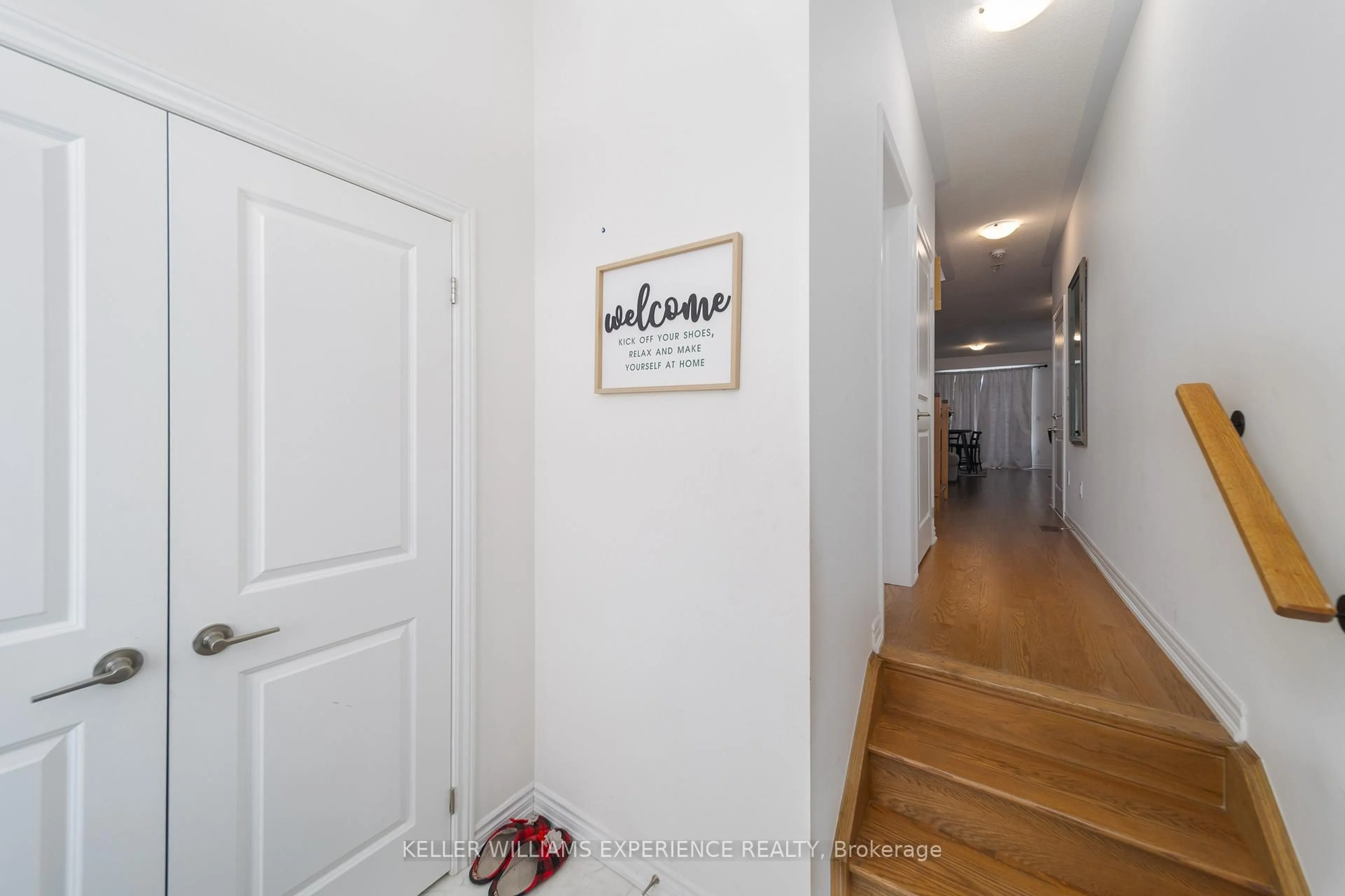 Indoor entryway for 82 Phoenix Blvd, Barrie Ontario L9S 2Z5