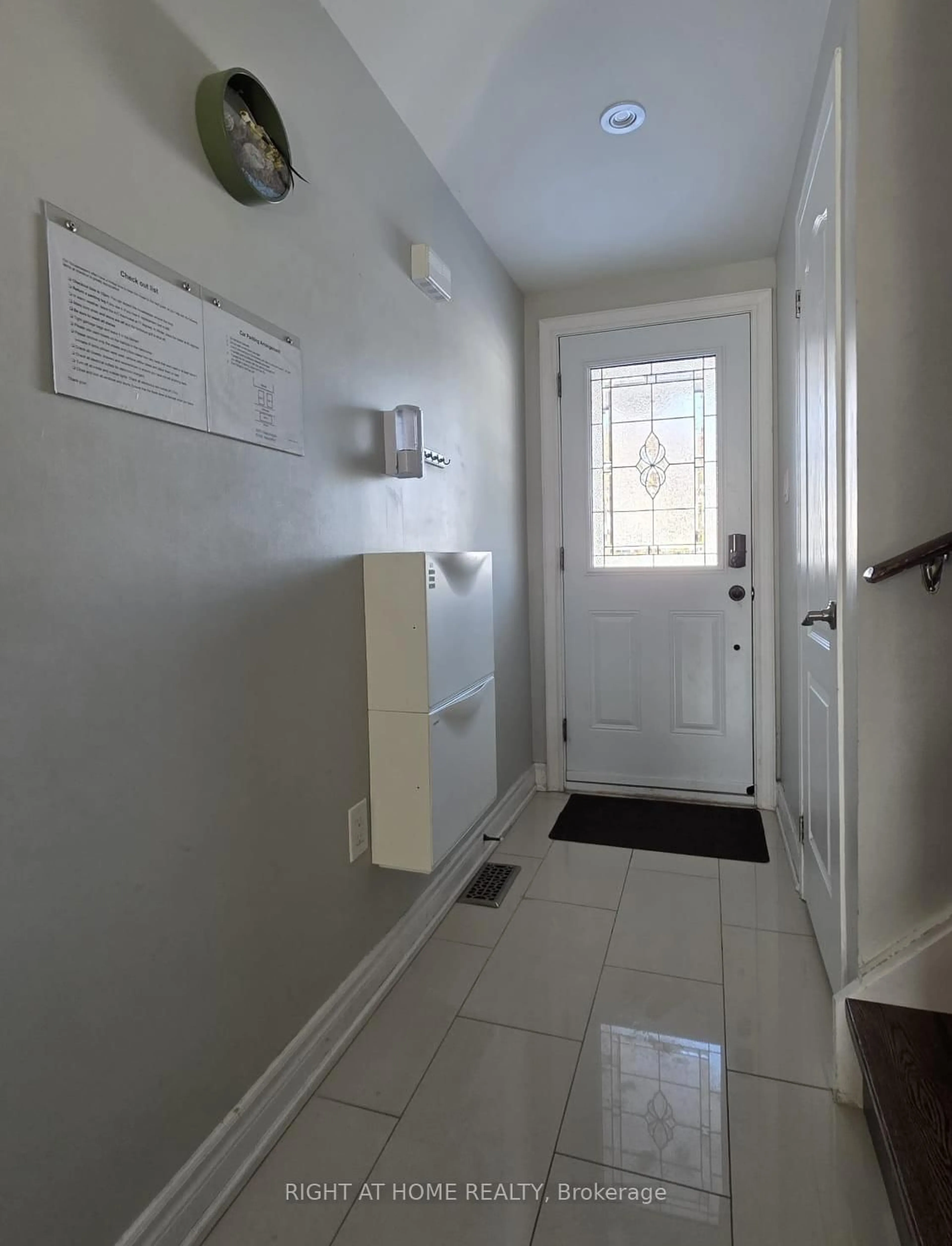 Indoor entryway for 15 Argyle Rd, Barrie Ontario L4N 6P9
