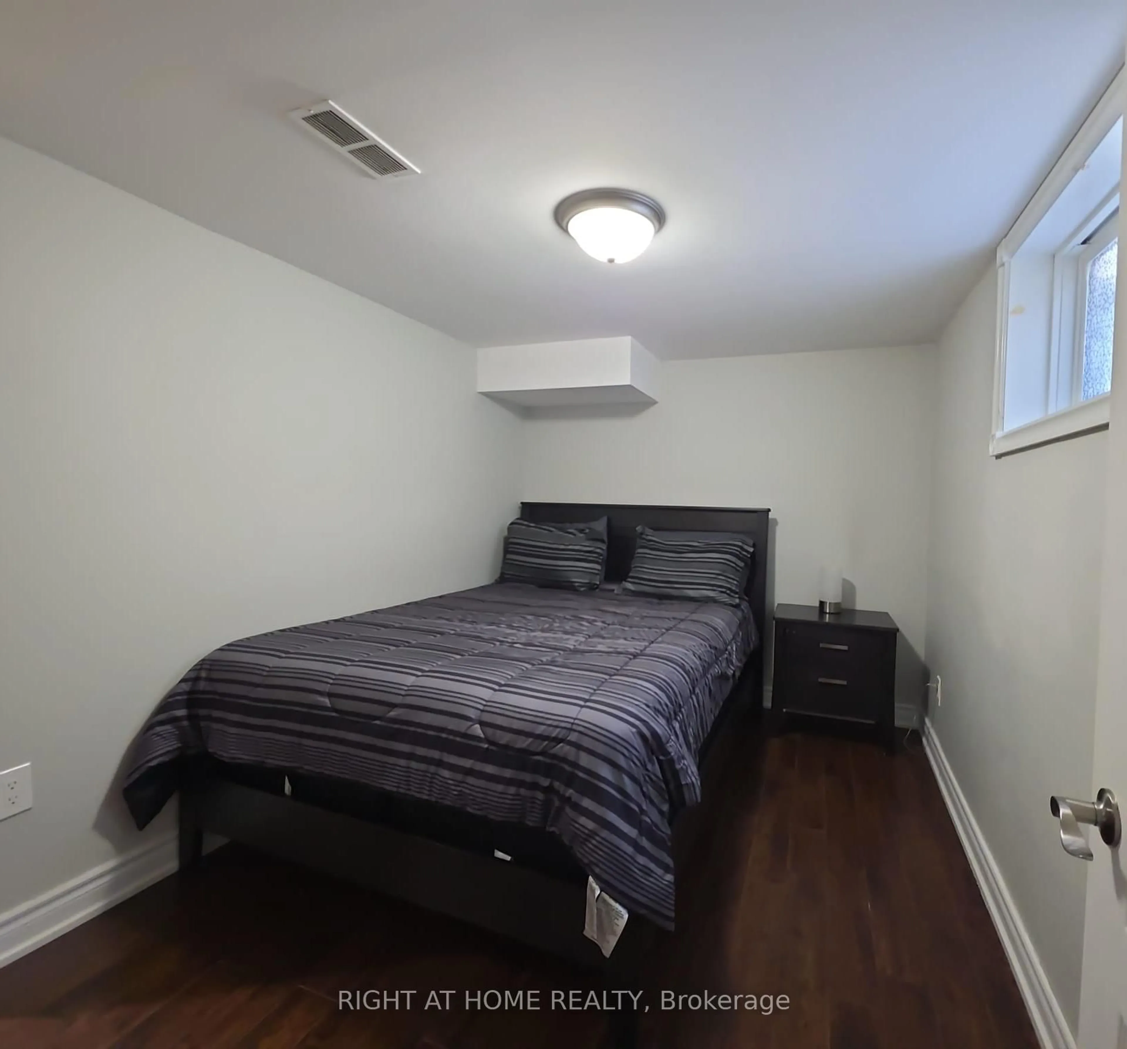 A pic of a room for 15 Argyle Rd, Barrie Ontario L4N 6P9