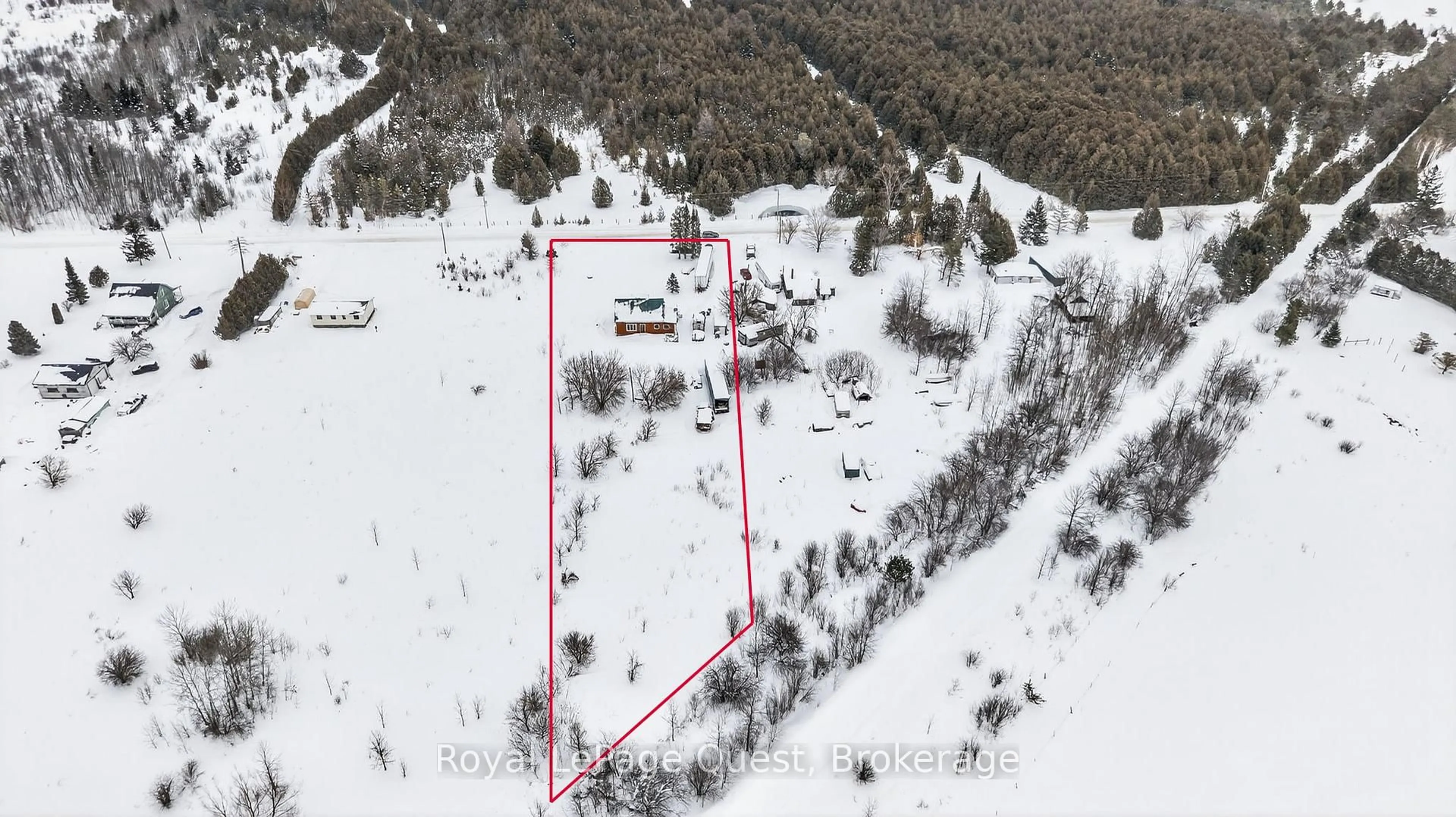 A pic from outside/outdoor area/front of a property/back of a property/a pic from drone, building for 2438 Uhthoff Line, Severn Ontario L3V 7E9