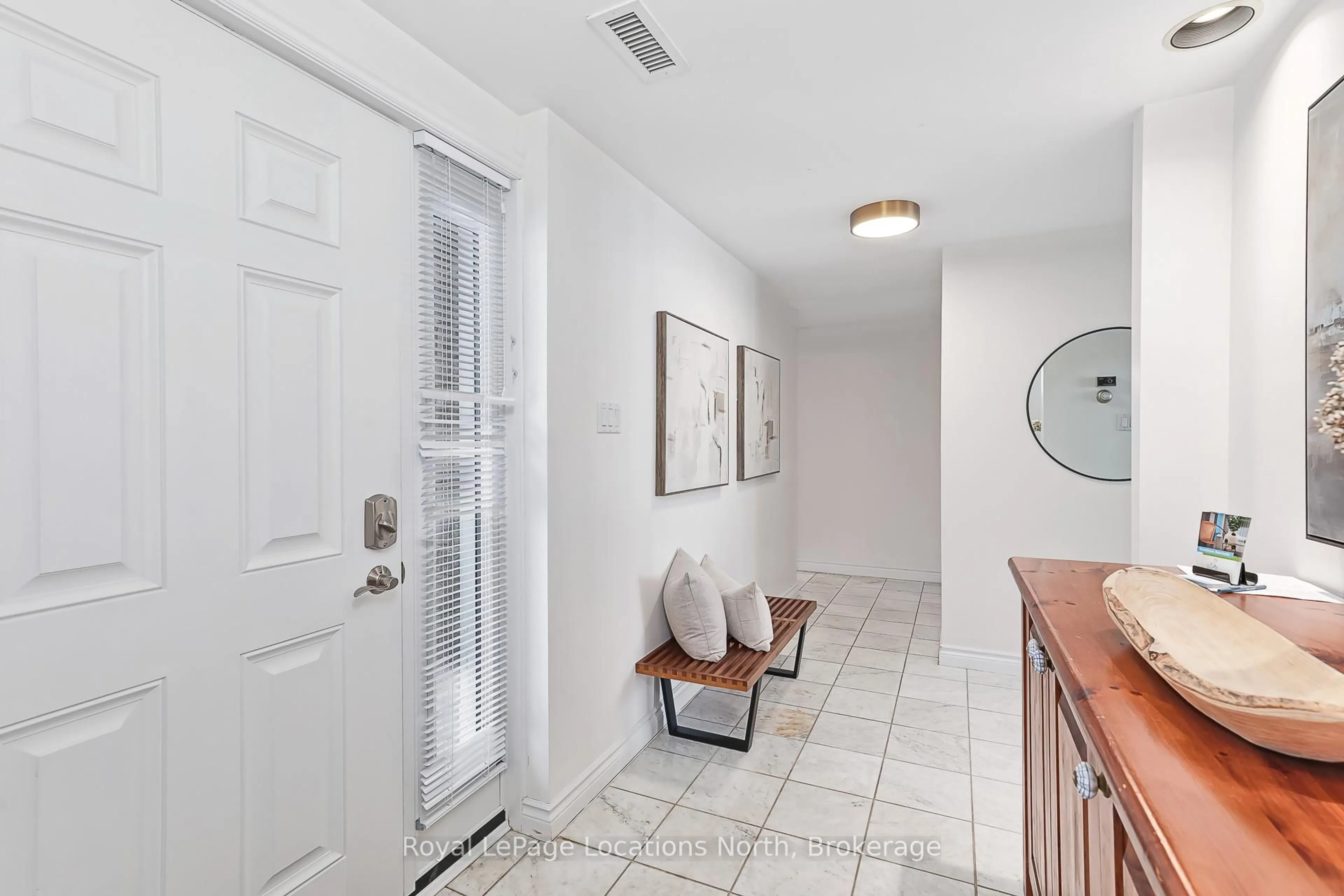 Indoor entryway for 864 Suncrest Circ, Collingwood Ontario L9Y 5C7