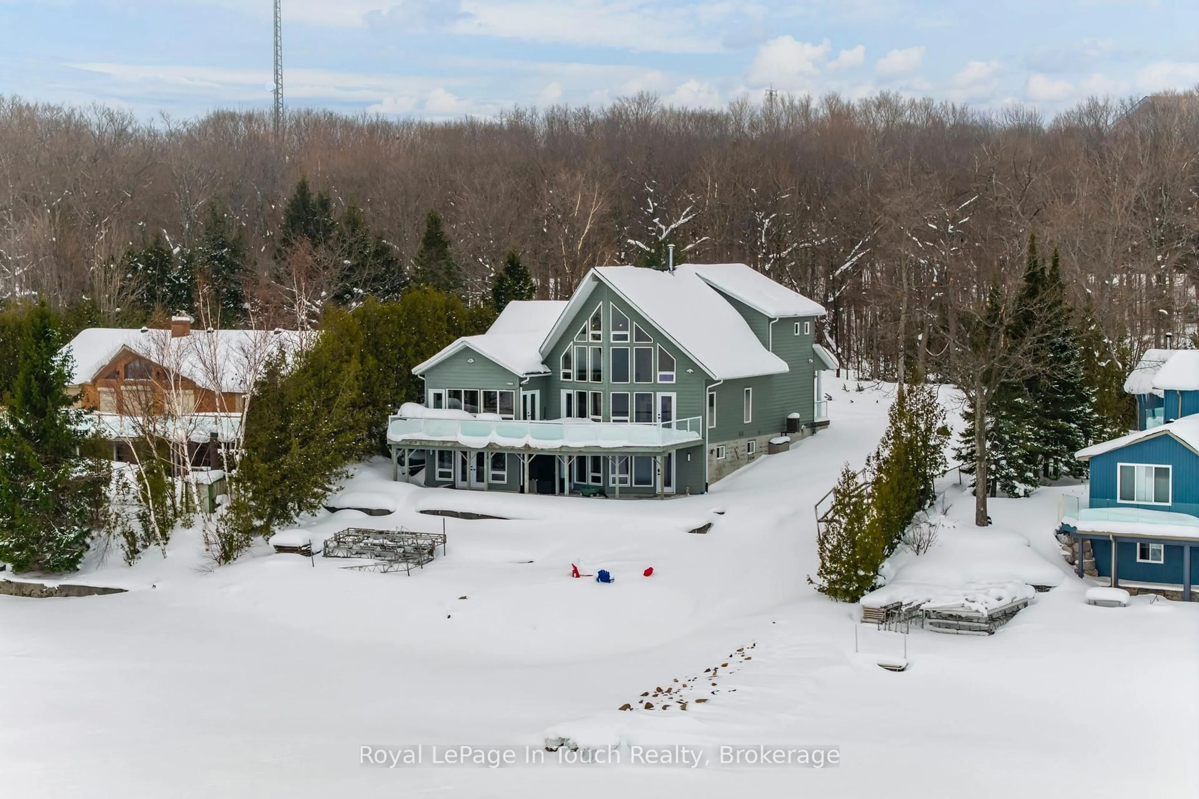 A pic from outside/outdoor area/front of a property/back of a property/a pic from drone, building for 201 Sawlog Point Rd, Tiny Ontario L9M 0B1