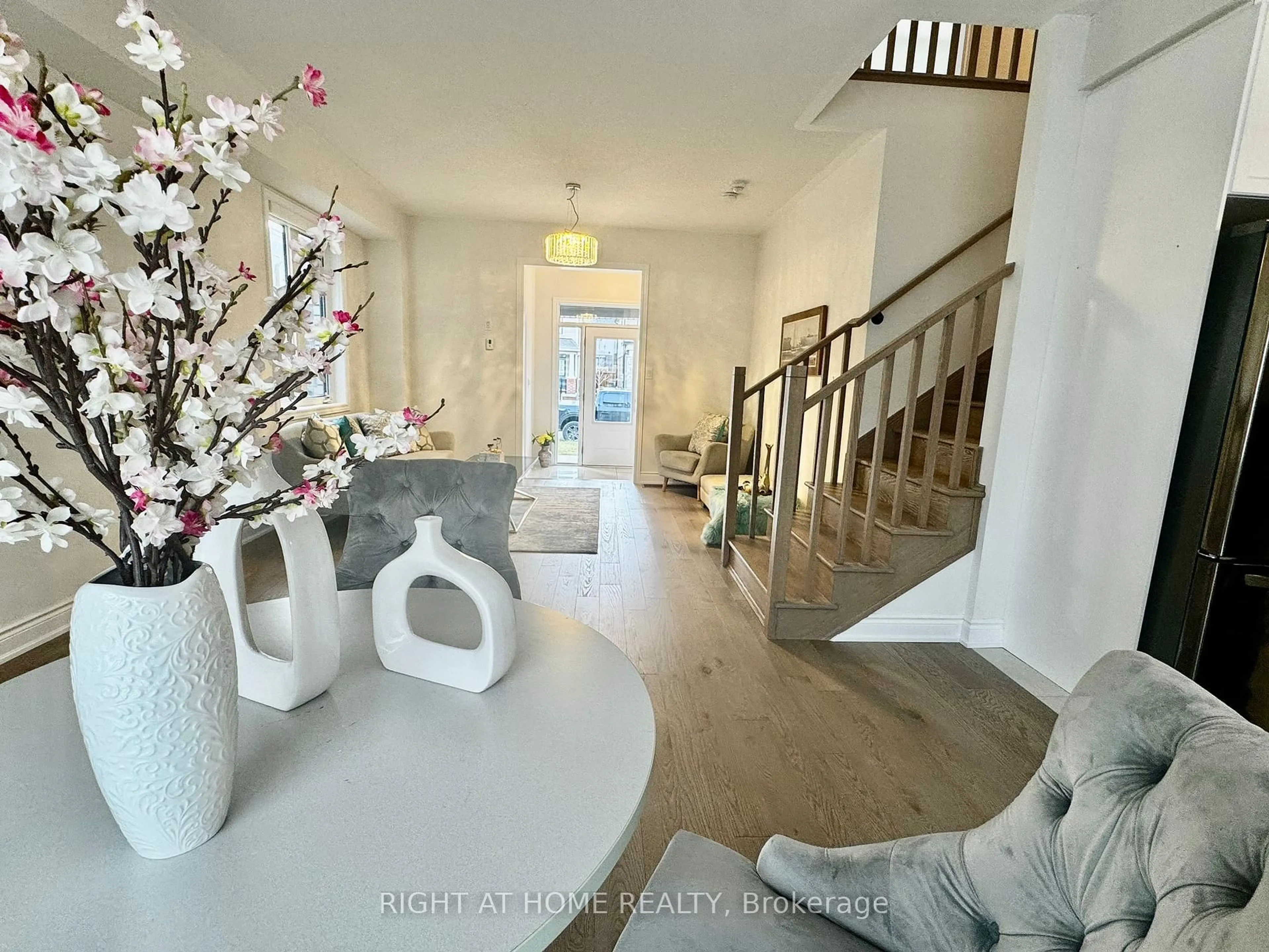 Indoor foyer for 24 Tamworth Terr, Barrie Ontario L9J 0L5