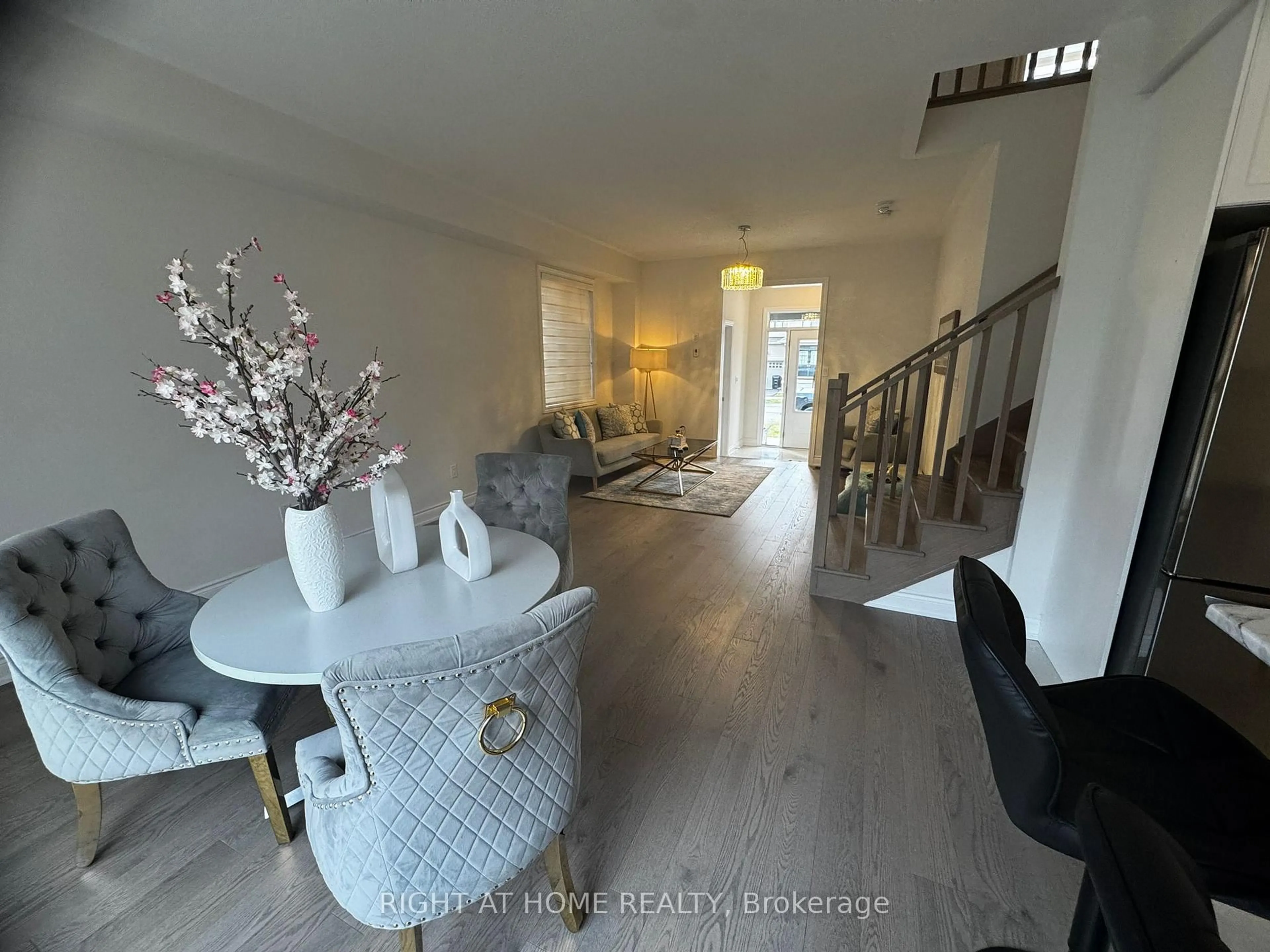 Indoor foyer for 24 Tamworth Terr, Barrie Ontario L9J 0L5