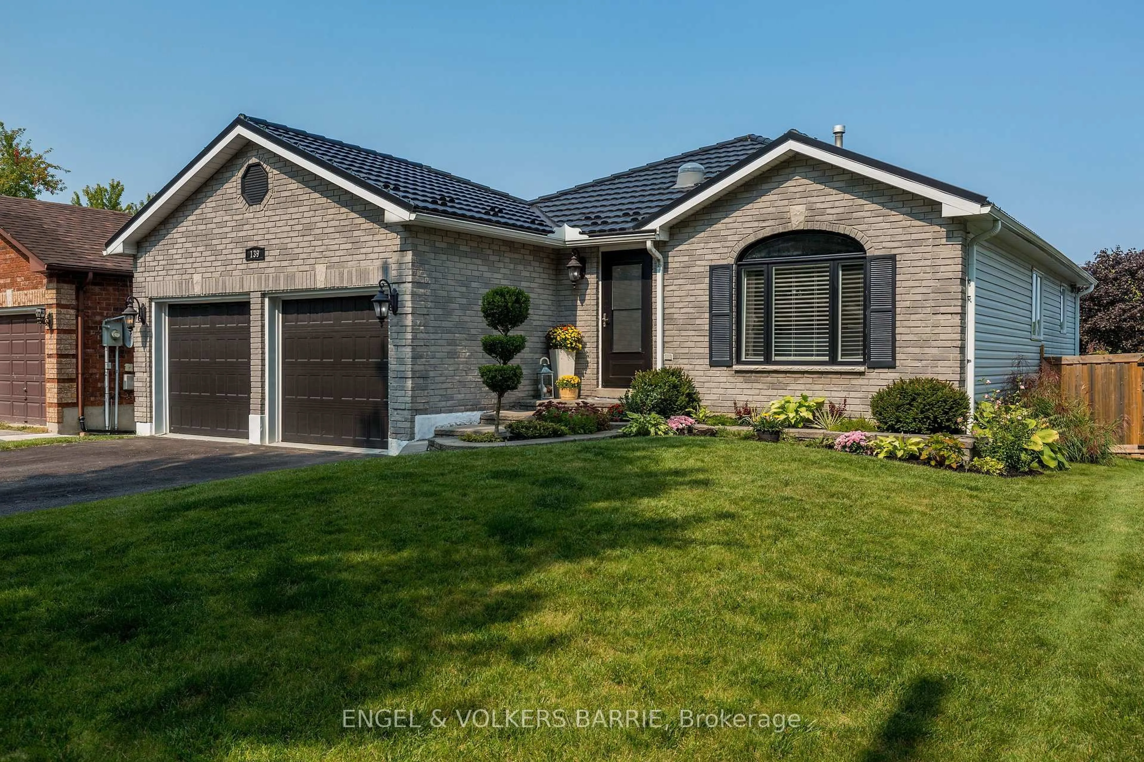 Home with brick exterior material, street for 139 Columbia Rd, Barrie Ontario L4N 8E3