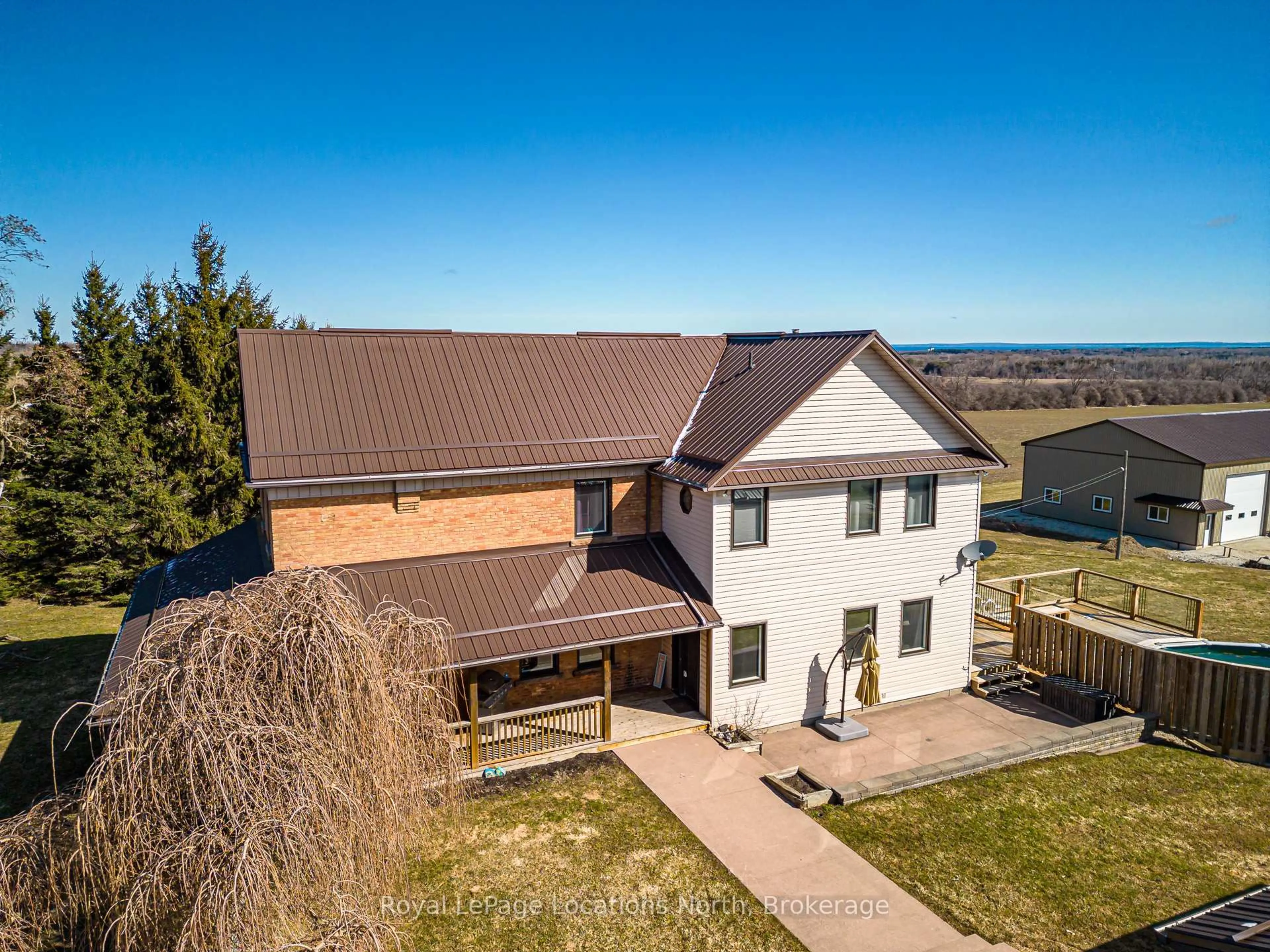 A pic from outside/outdoor area/front of a property/back of a property/a pic from drone, building for 1931 Conc 10 Nottawasaga Concession, Clearview Ontario L0M 1P0